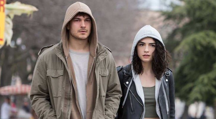 Çagatay Ulusoy y Hazar Ergüçlü son Hakan y Zeynep en 'Hakan, el protector'