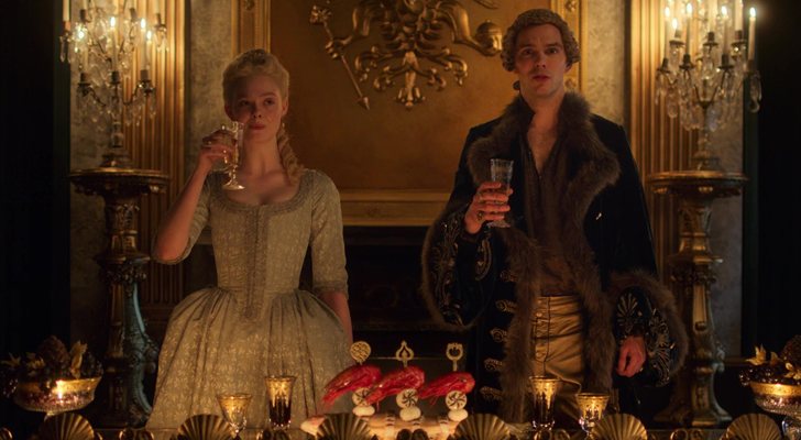 Los actores Elle Fanning y Nicholas Hoult en 'The Great'