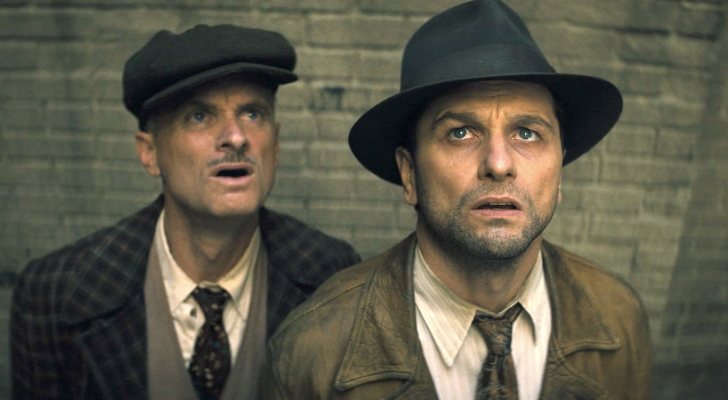 Shea Whigham y Matthew Rhys en 'Perry Mason'