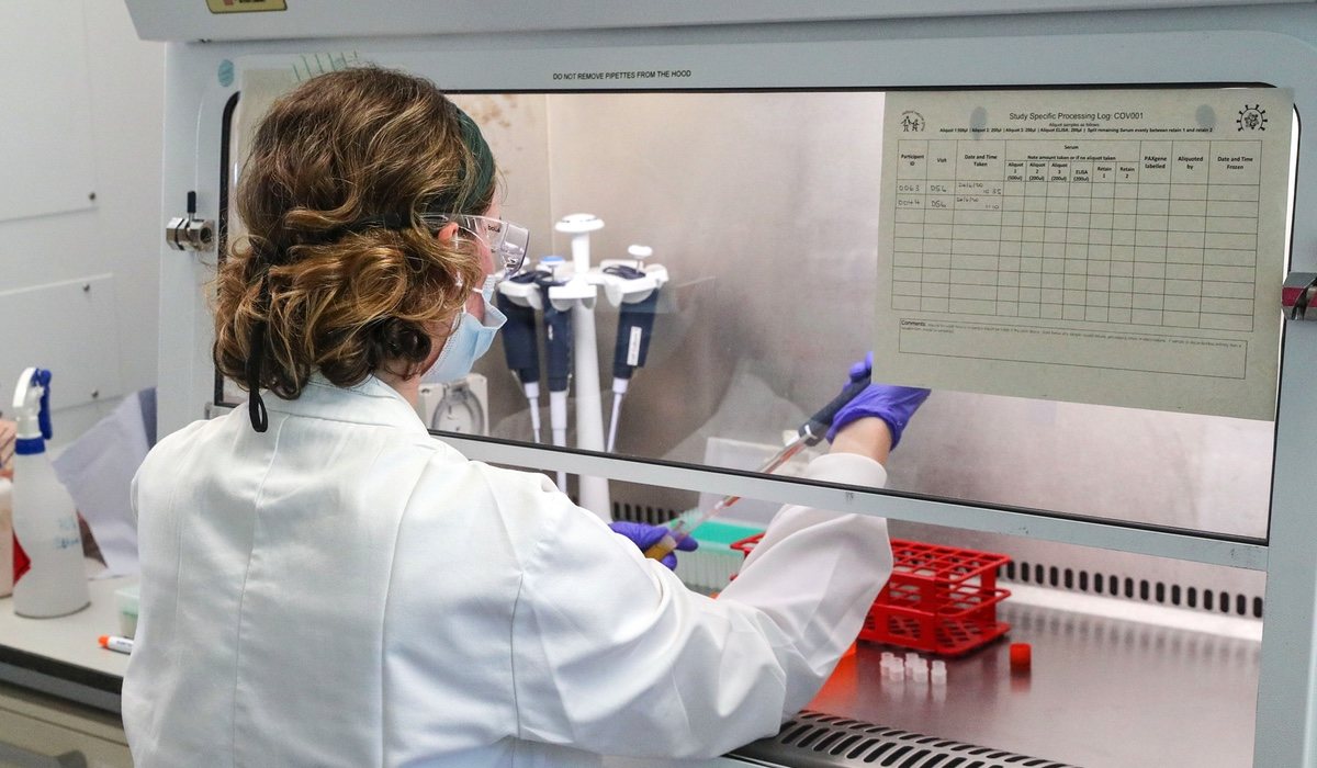Una investigadora del grupo de vacunas de Oxford