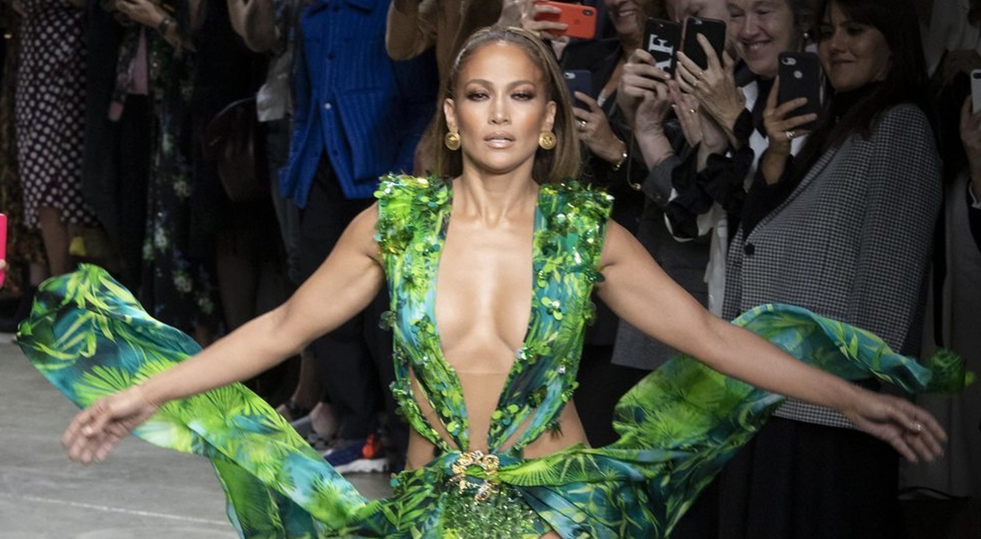 Jennifer Lopez en desfile de moda de Milán de Versace