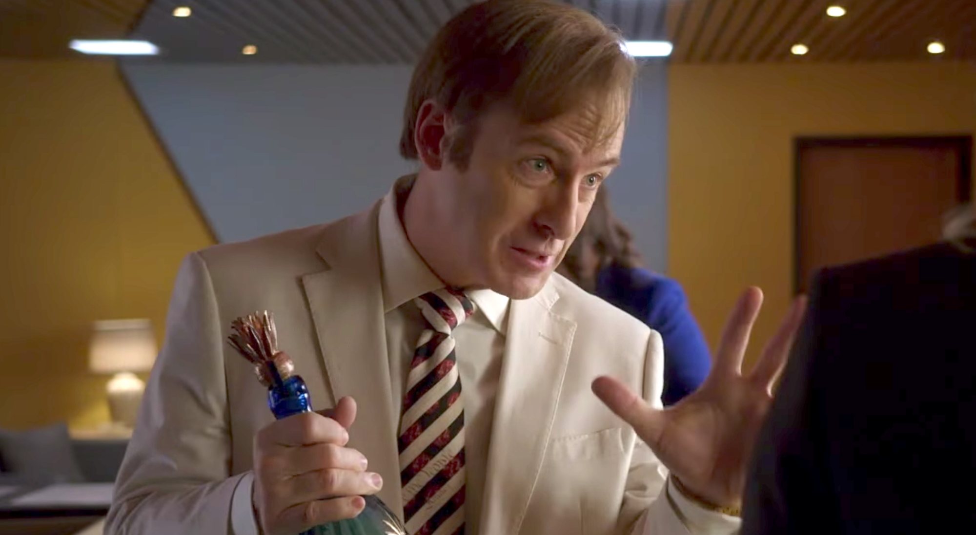 Jimmy con una botella de Zafiro Añejo