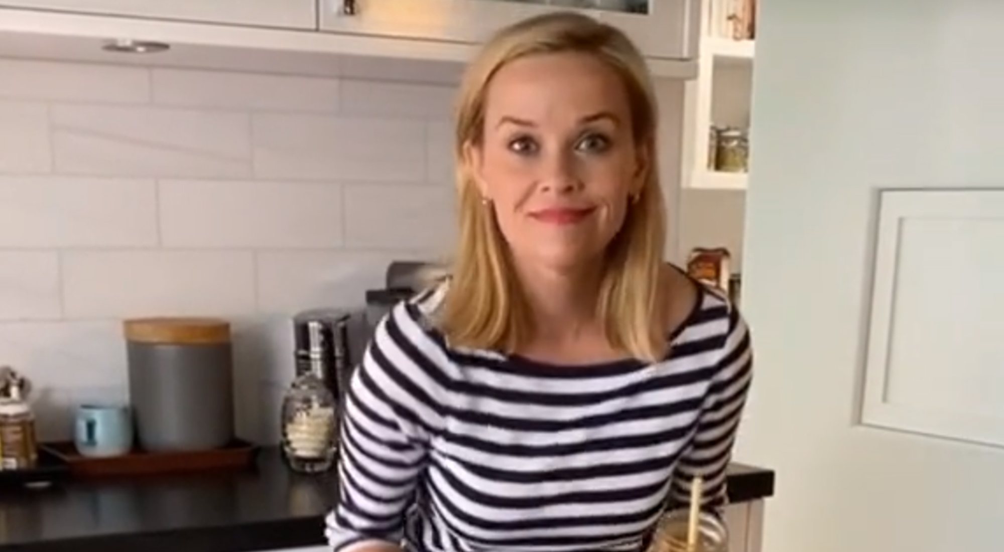 La actriz Reese Witherspoon baila en uno de sus tiktoks