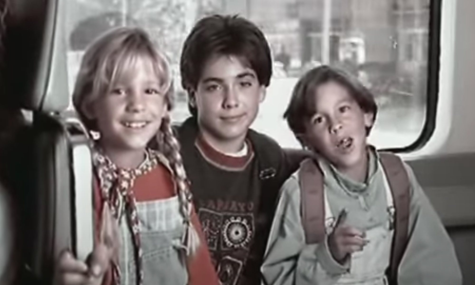 Sheila Casas, Naim Thomas y Mario Casas, en el anuncio de Renfe