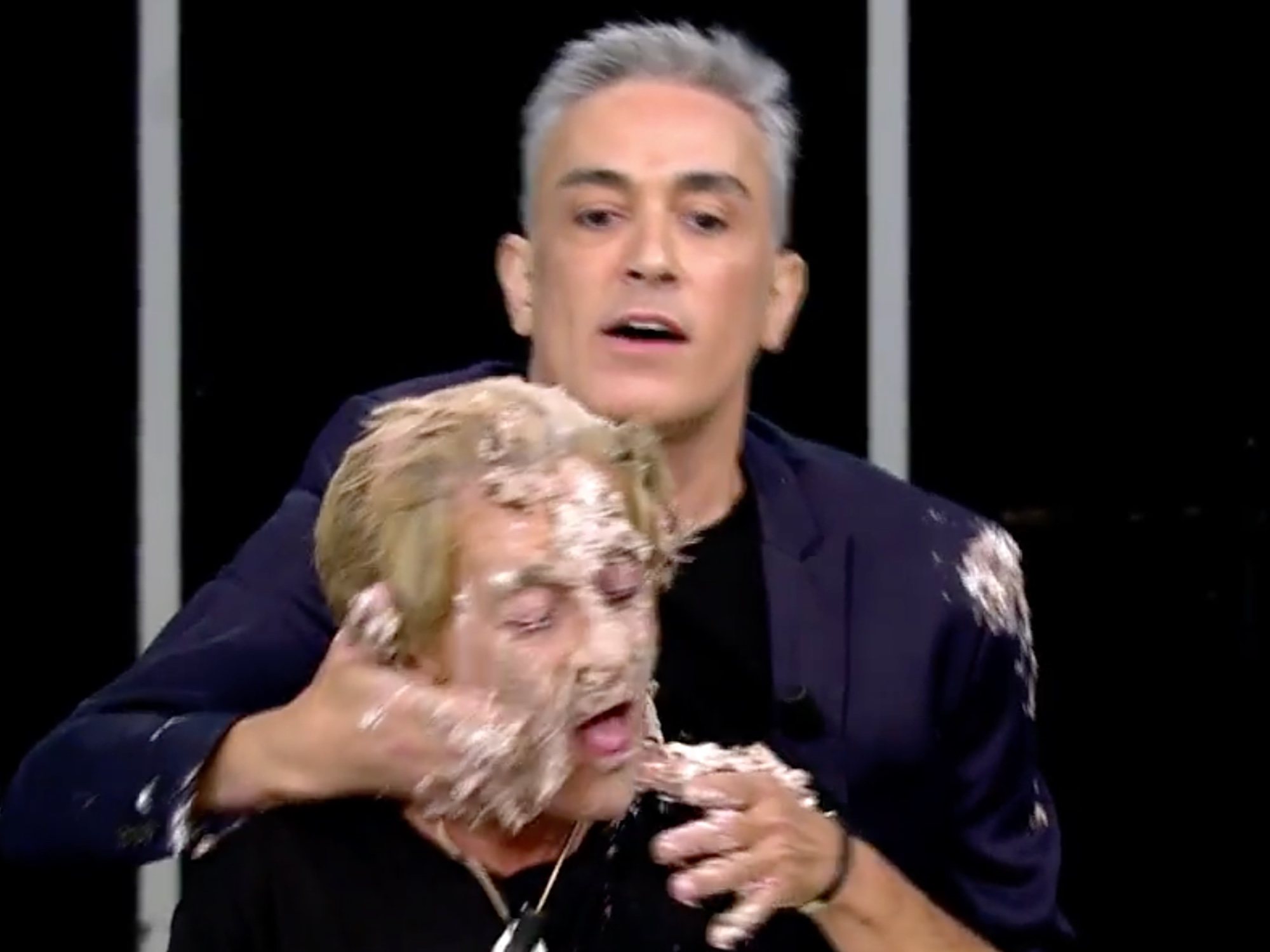 Kiko Hernández restriega tarta en la cara de Chelo García-Cortés en 'Sálvame'