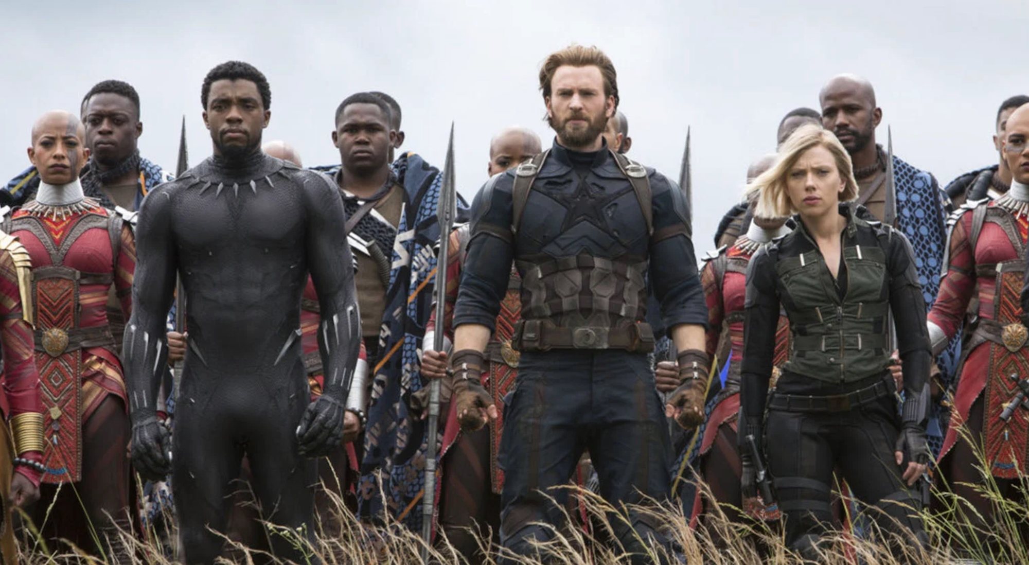 Chadwick Boseman junto a Chris Evans y Scarlett Johansson