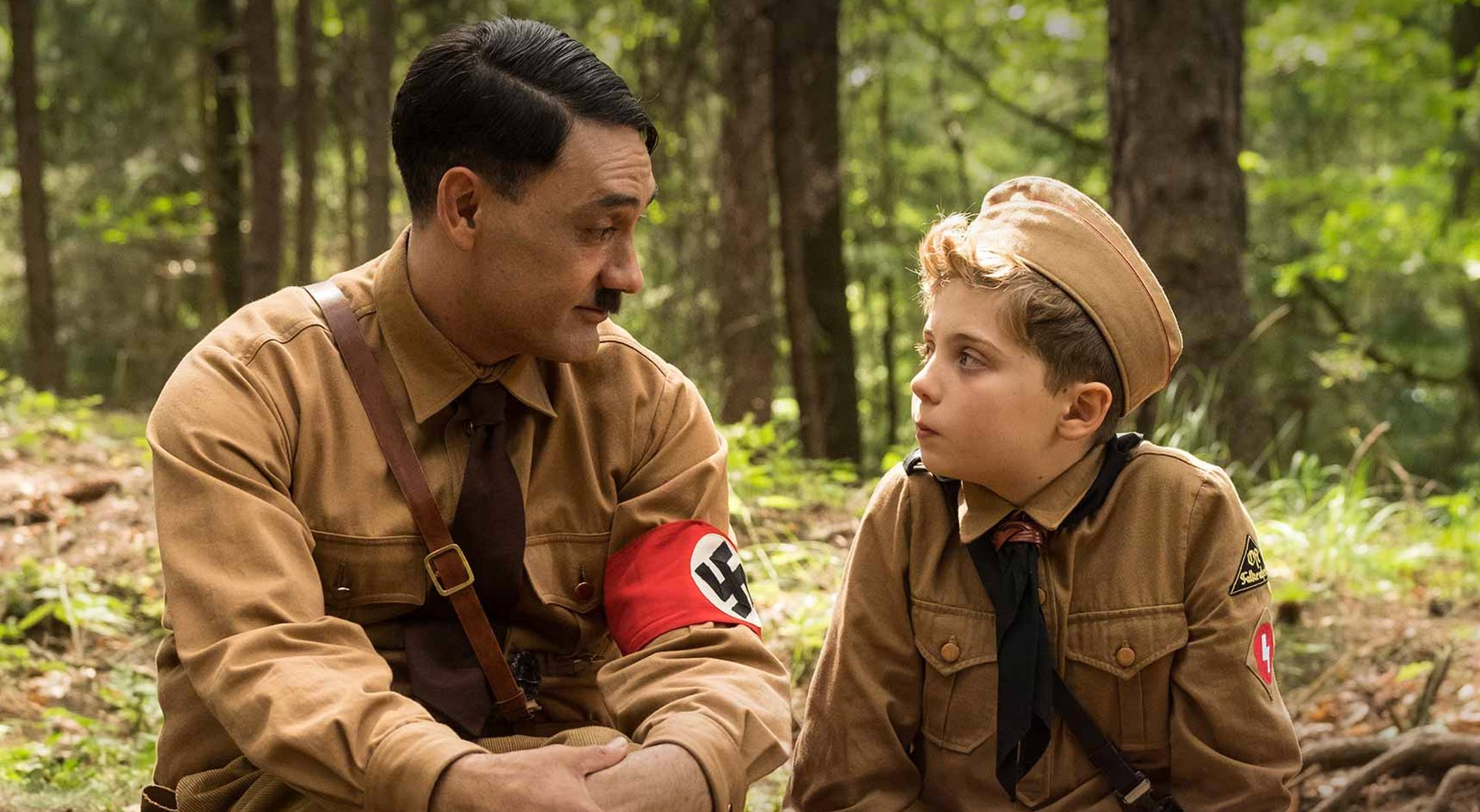 Taika Waititi y Roman Griffin Davis en &quot;Jojo Rabbit&quot;