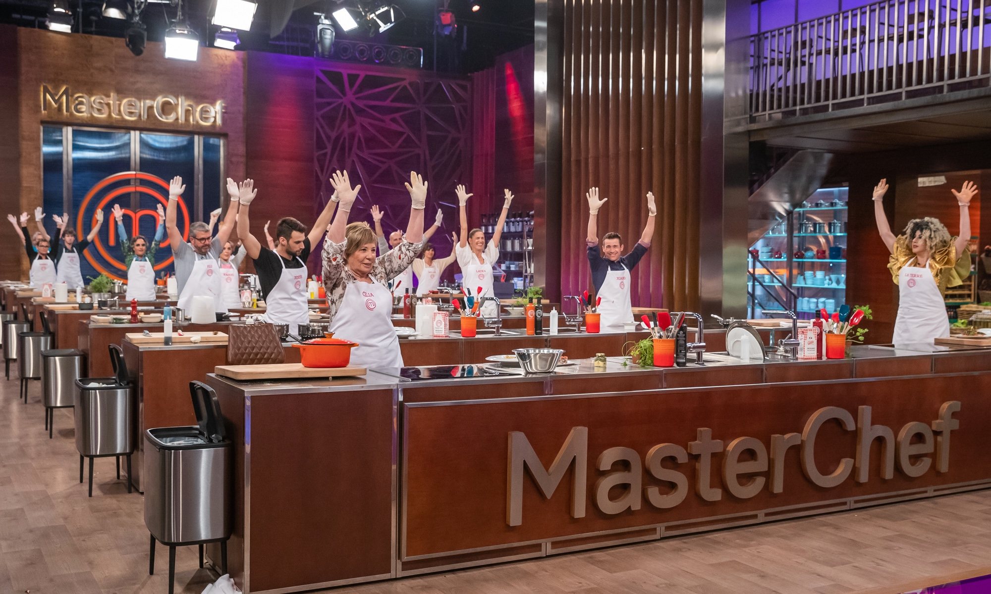 Los 16 aspirantes de 'MasterChef Celebrity 5' en el "manos arriba"