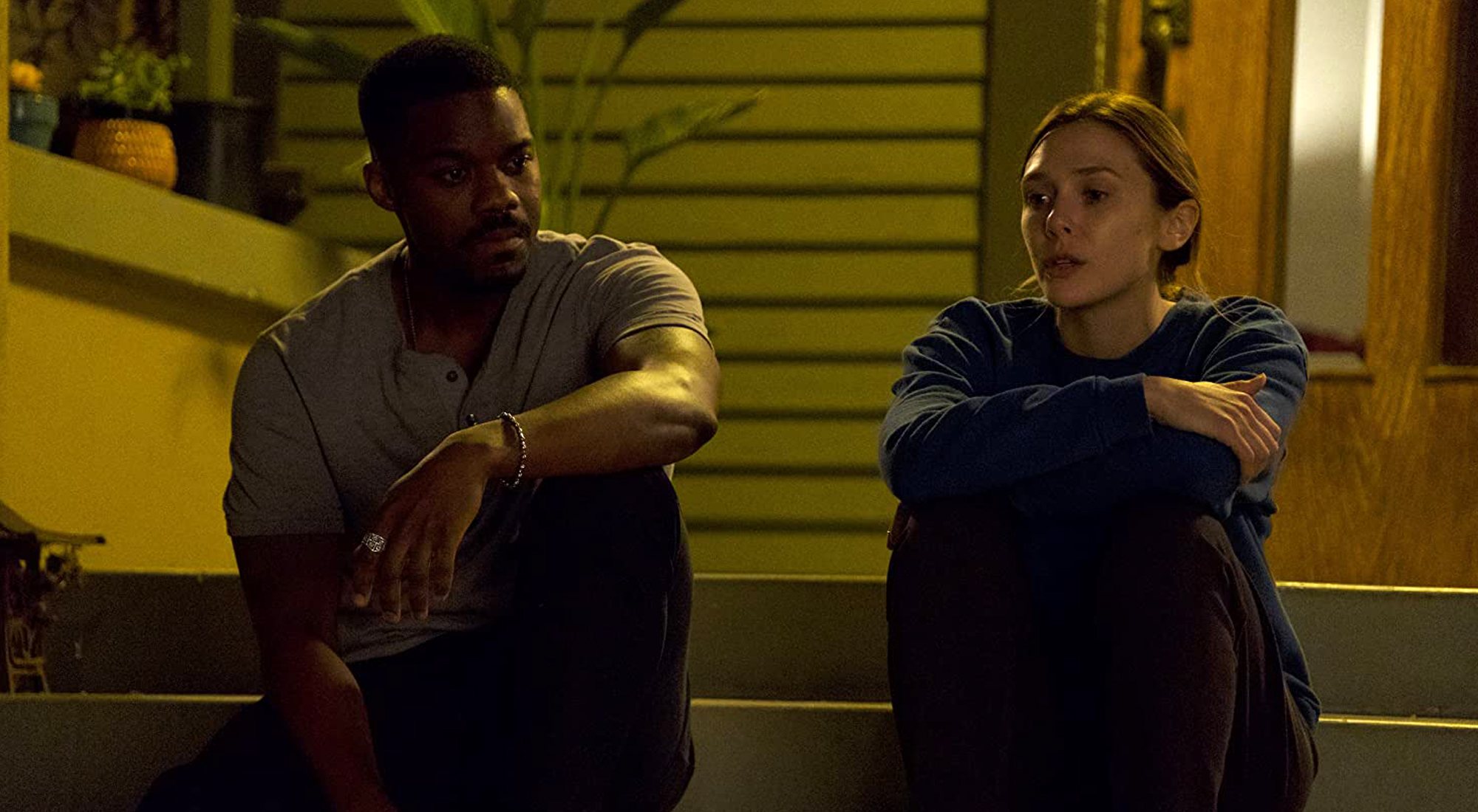 Jovan Adepo y Elizabeth Olsen en 'Sorry for your loss'