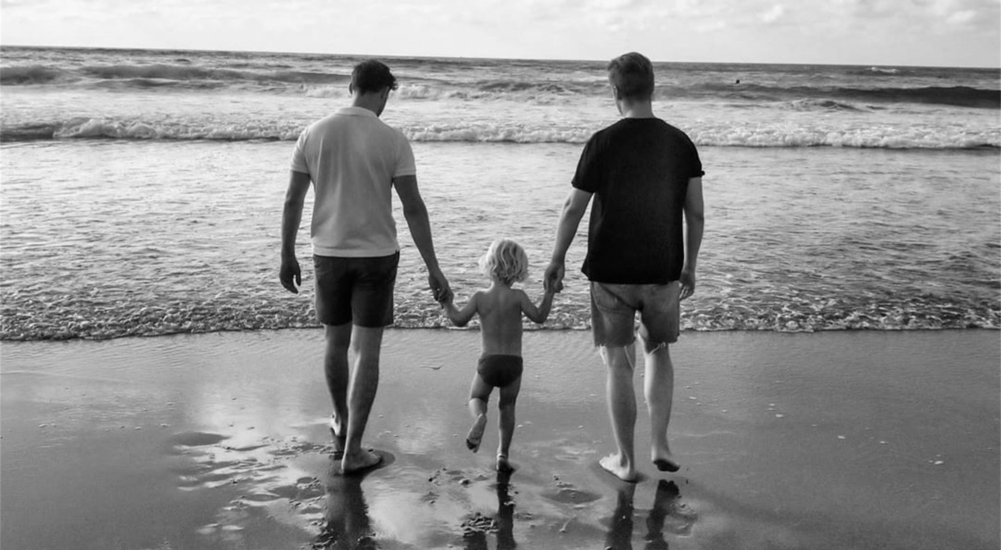 Pablo Rivero junto a su novio y su hijo