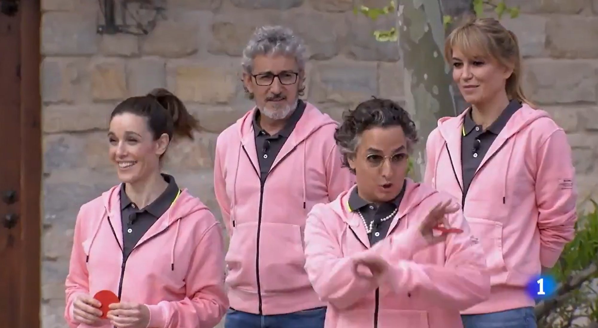 Josie protestando por llevar una sudadera salmón en 'MasterChef Celebrity 5'
