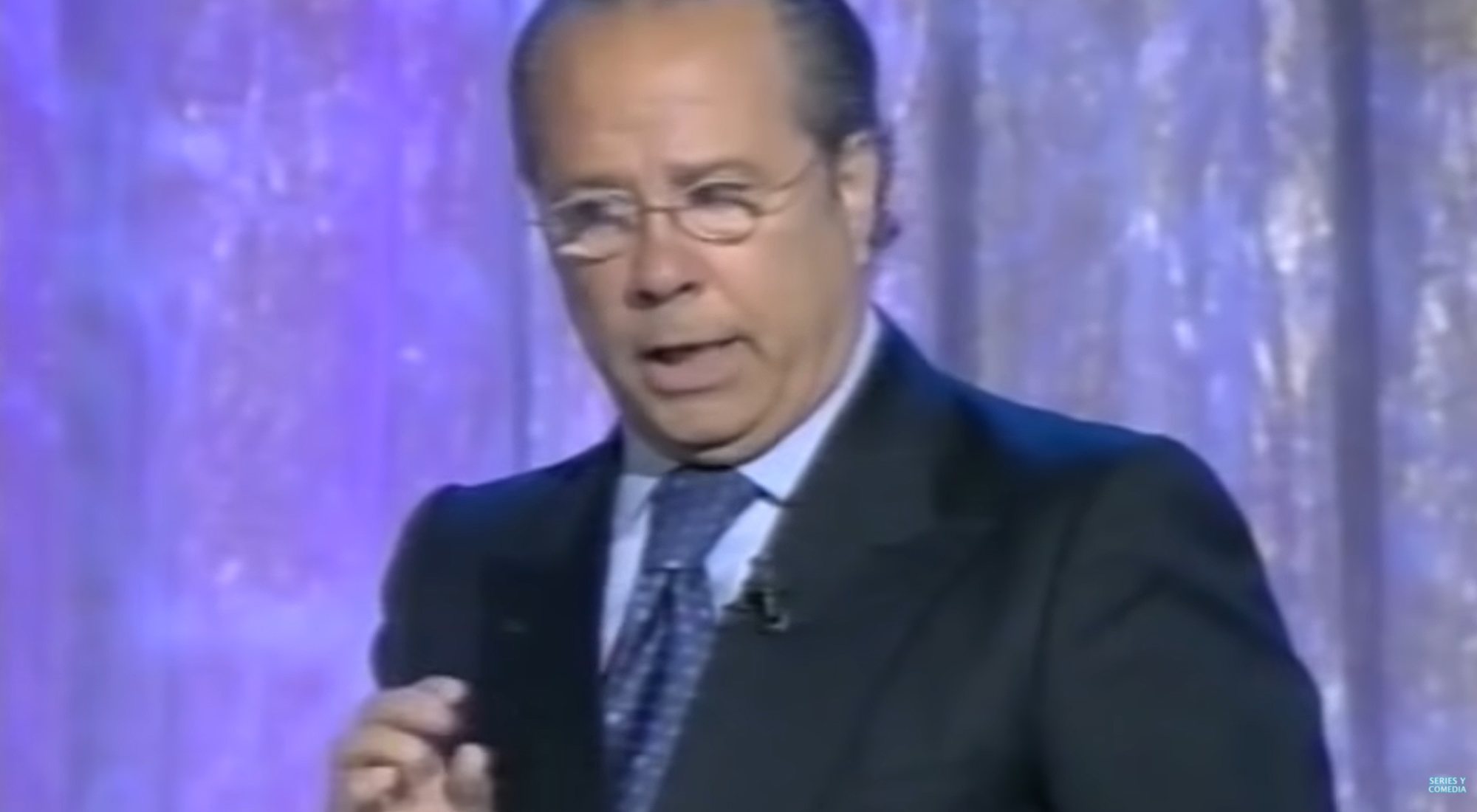 Arévalo contando chistes de "mariquitas" en una de sus apariciones televisivas