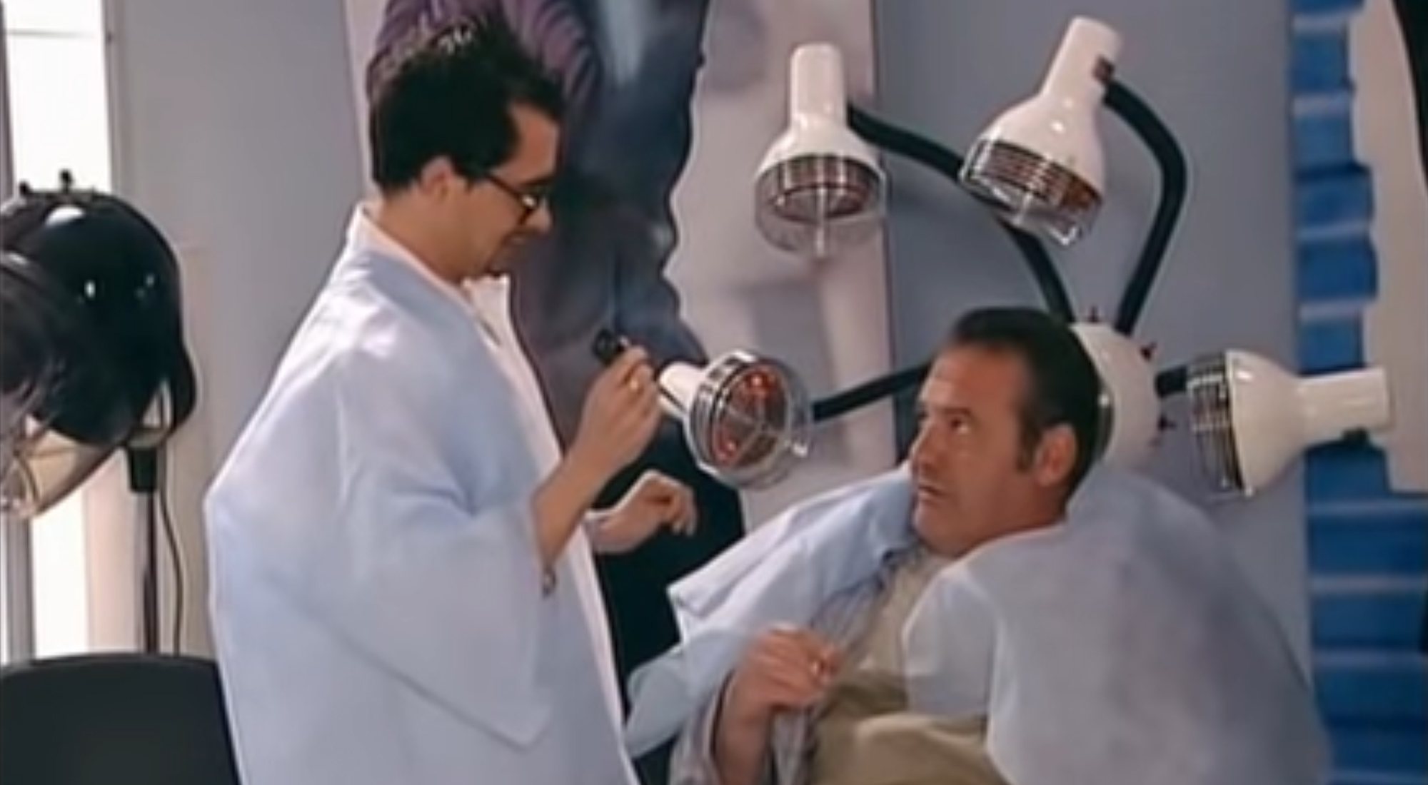 Manolo, desconfiado ante la cercanía de un peluquero homosexual en 'Manos a la obra'