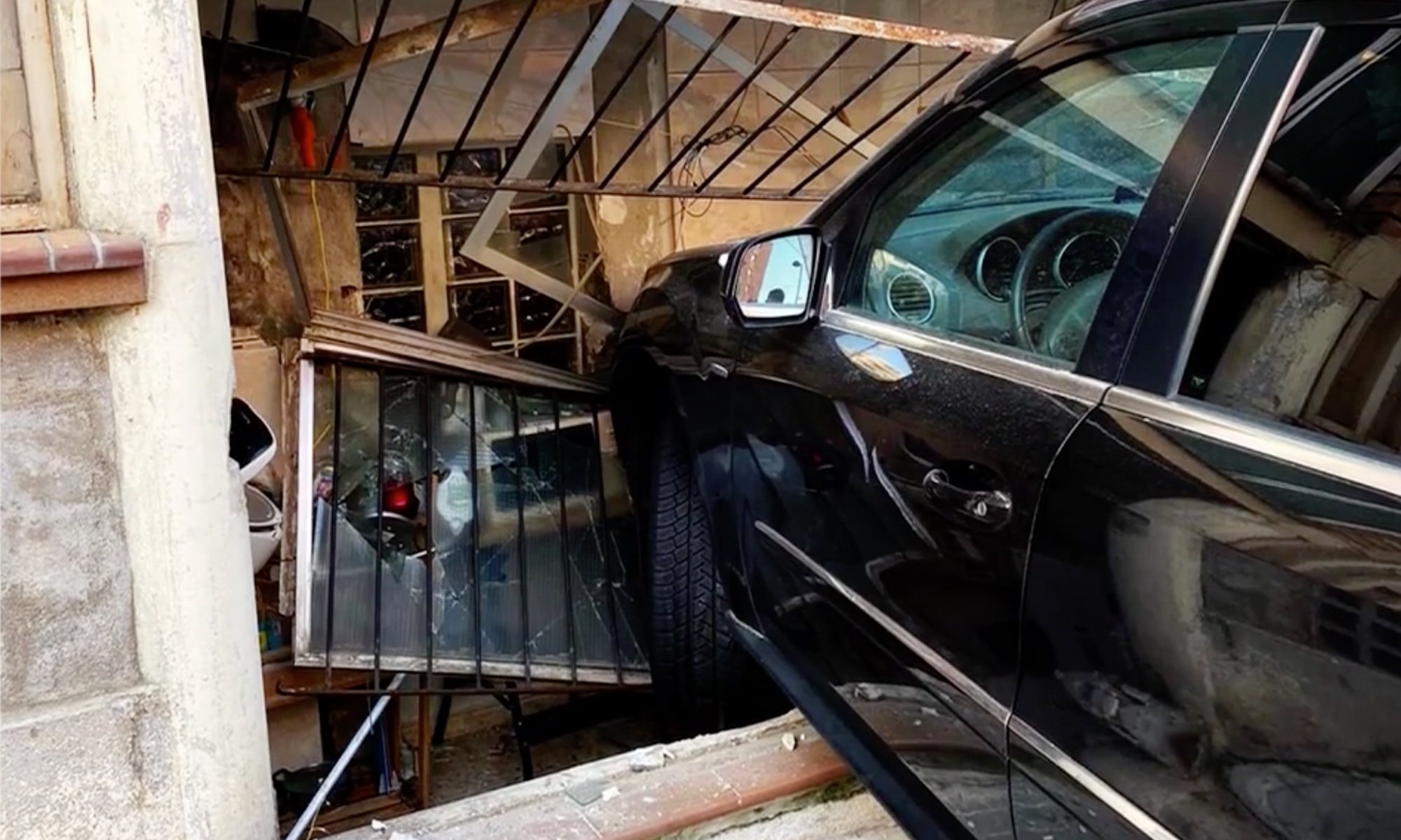El coche de María Lapiedra detroza un balcón