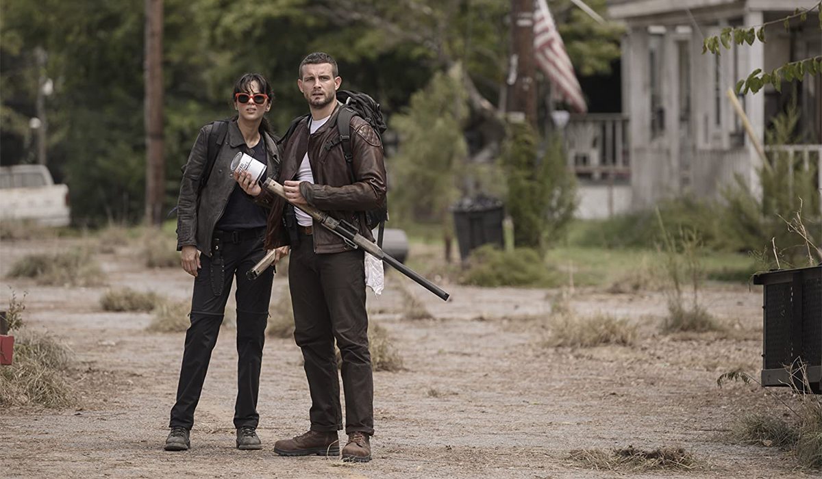 Annet Mahendru y Nico Tortorella en 'The Walking Dead: World Beyond'