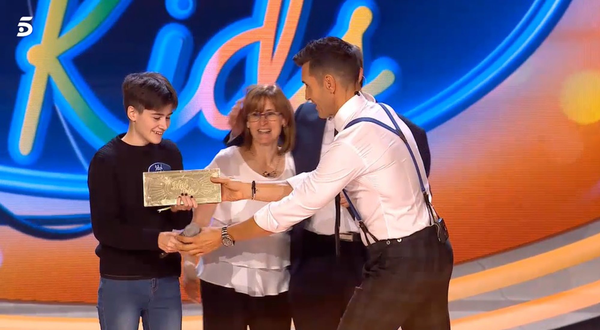 Jesús Vázquez entrega a un emocionado Eiden el ticket dorado en 'Idol Kids'