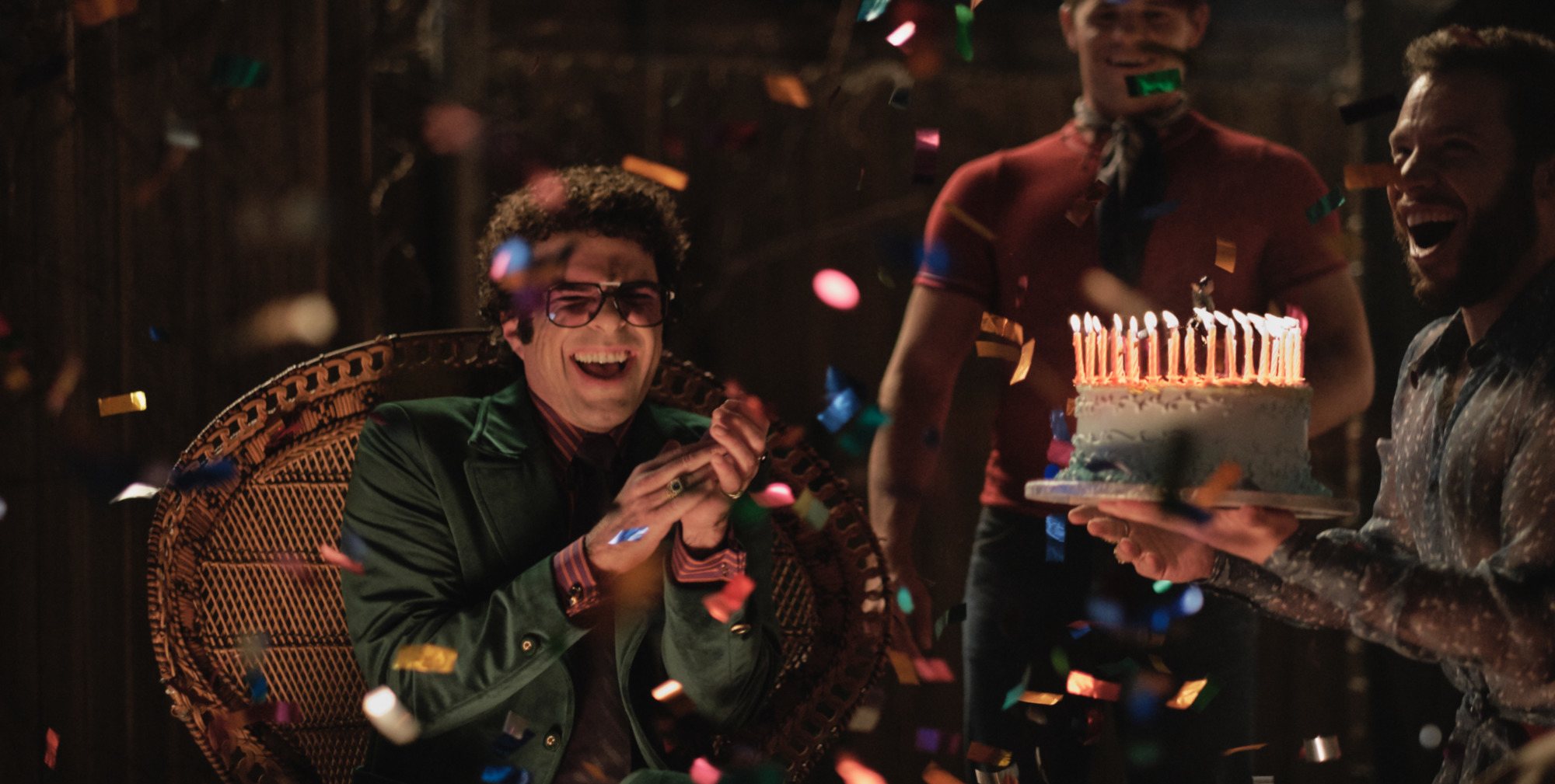 Zachary Quinto como Harold, celebrando su cumpleaños en 'Los chicos de la banda'