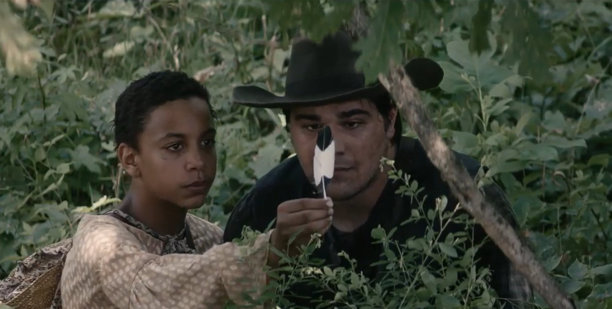 Joshua Caleb Johnson y Duke Davis Roberts con la pluma del pájaro carpintero que da nombre a la serie