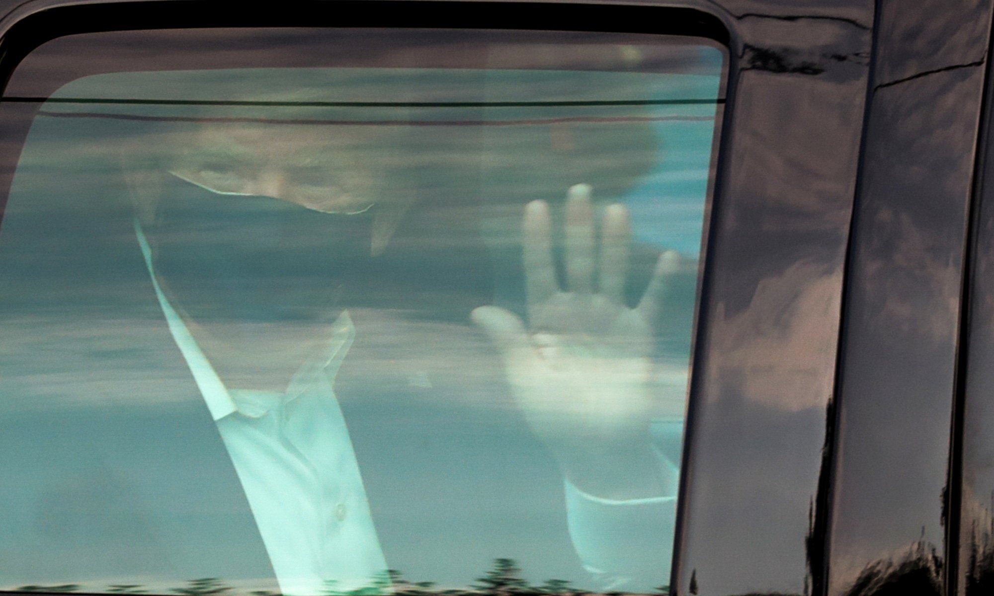 Donald Trump, durante su salida del hospital para saludar