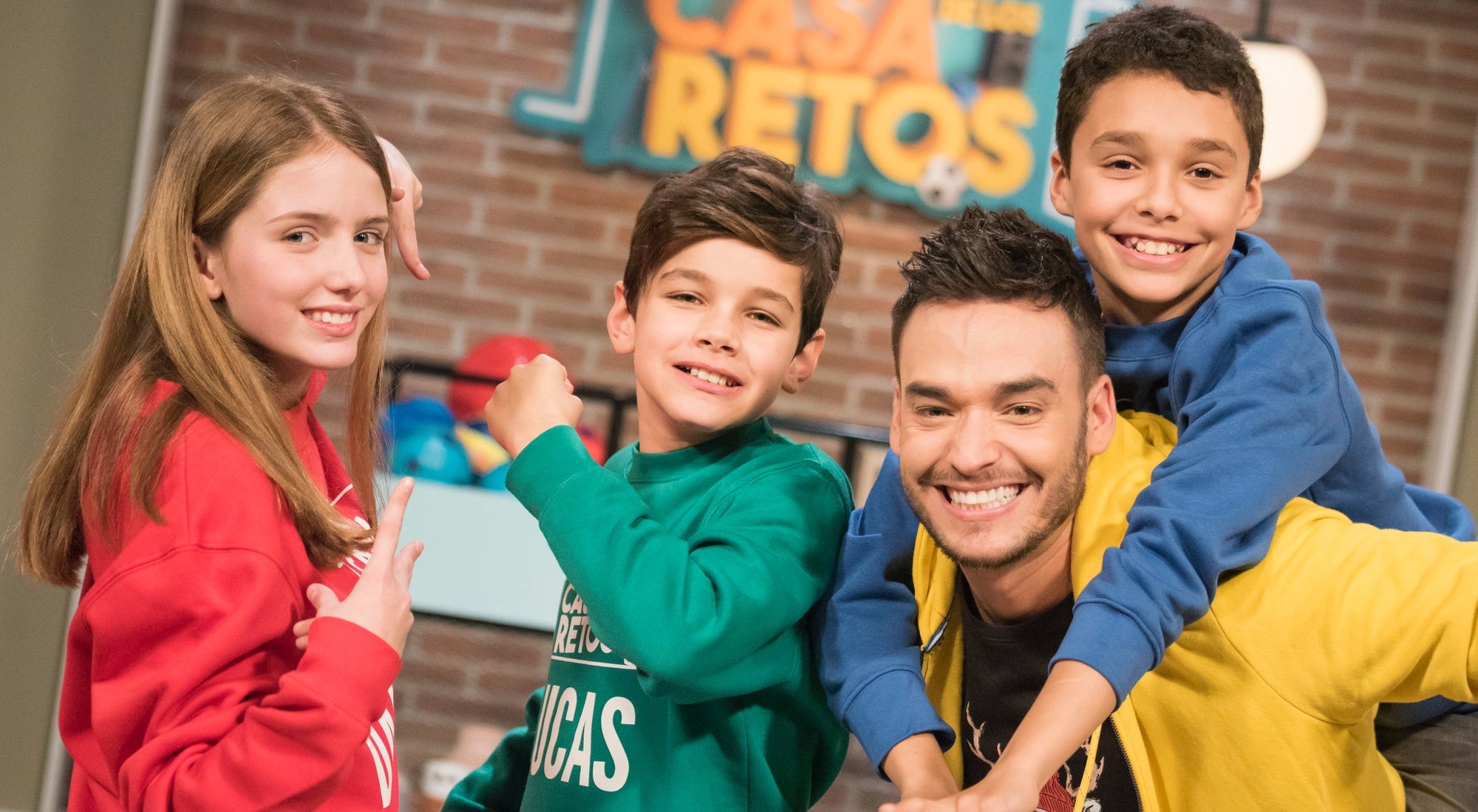 David Moreno junto a los concursantes de 'La casa de los retos'