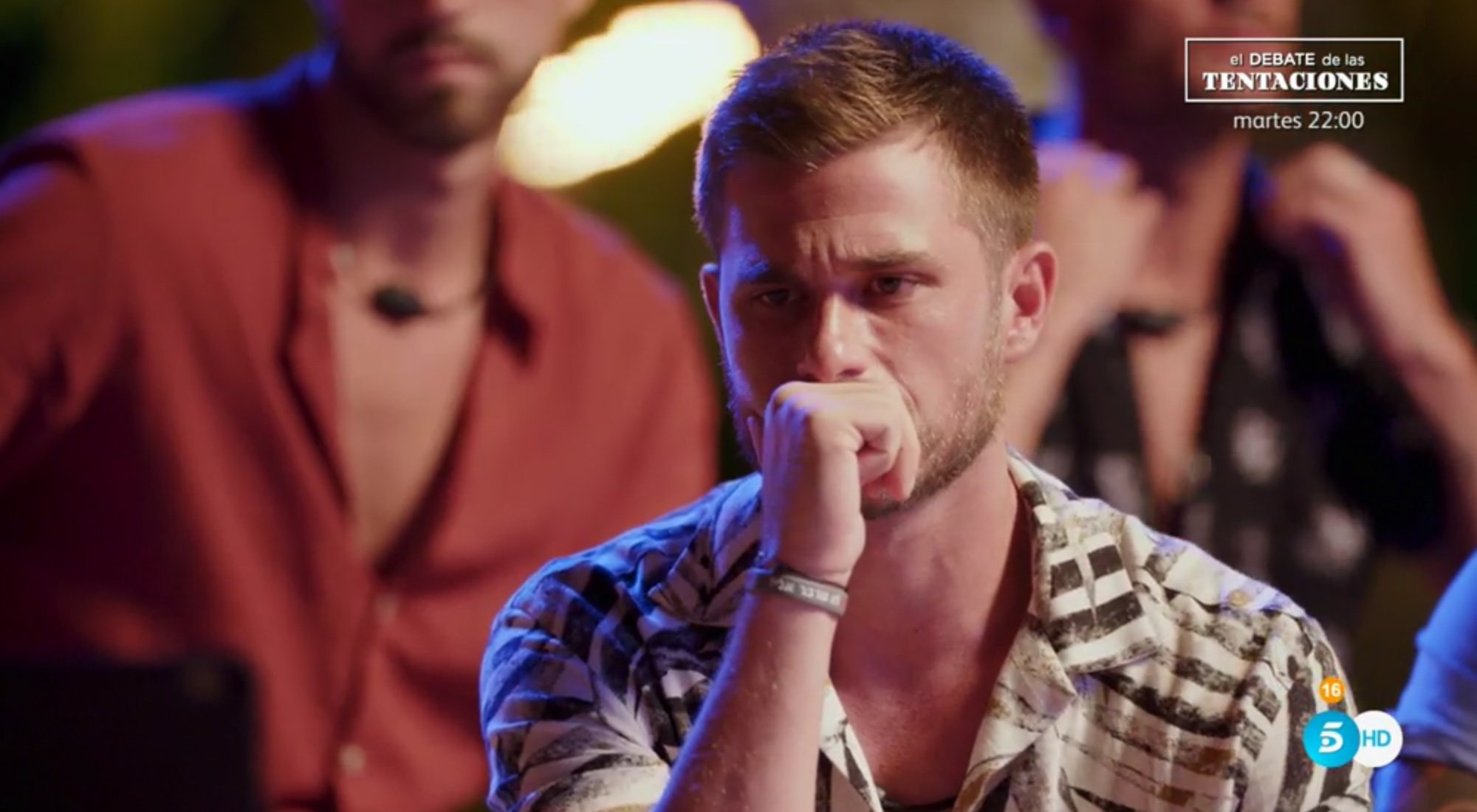 Tom, atento a las imágenes de Melyssa en 'La isla de las tentaciones'