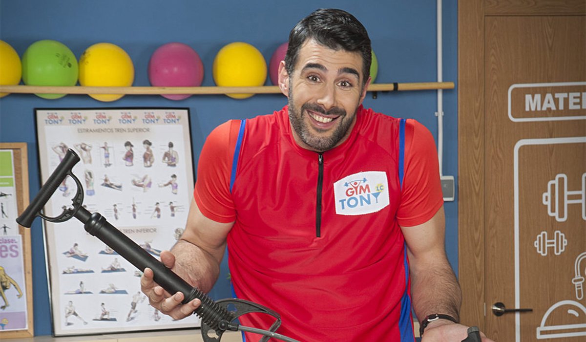 David Amor como monitor de gimnasio en 'Gym Tony'