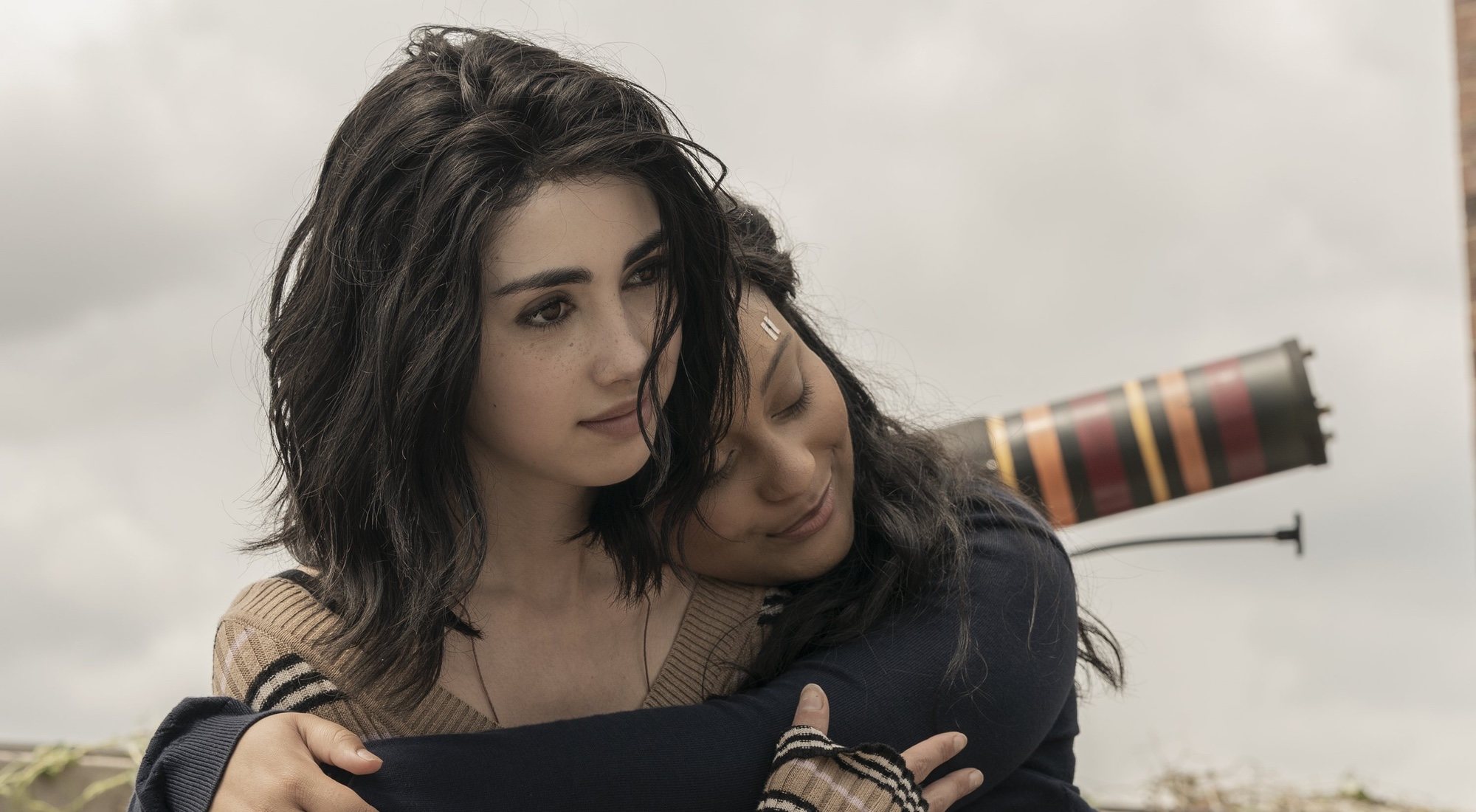 Hope (Alexa Mansour) y Iris (Aliyah Royale), las hermanas protagonistas de 'TWD: World Beyond'