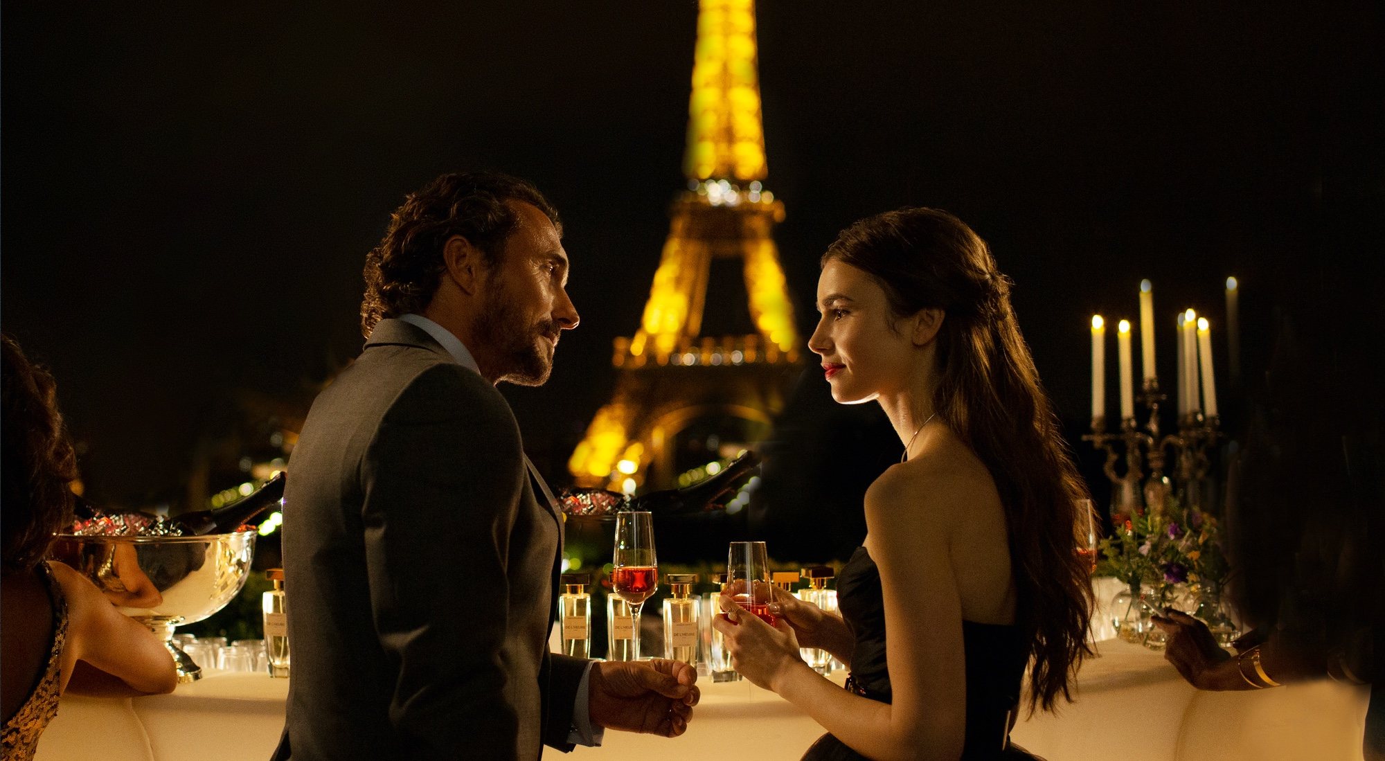 Emily (Lily Collins) y Antoine (William Abadie) en 'Emily in Paris'