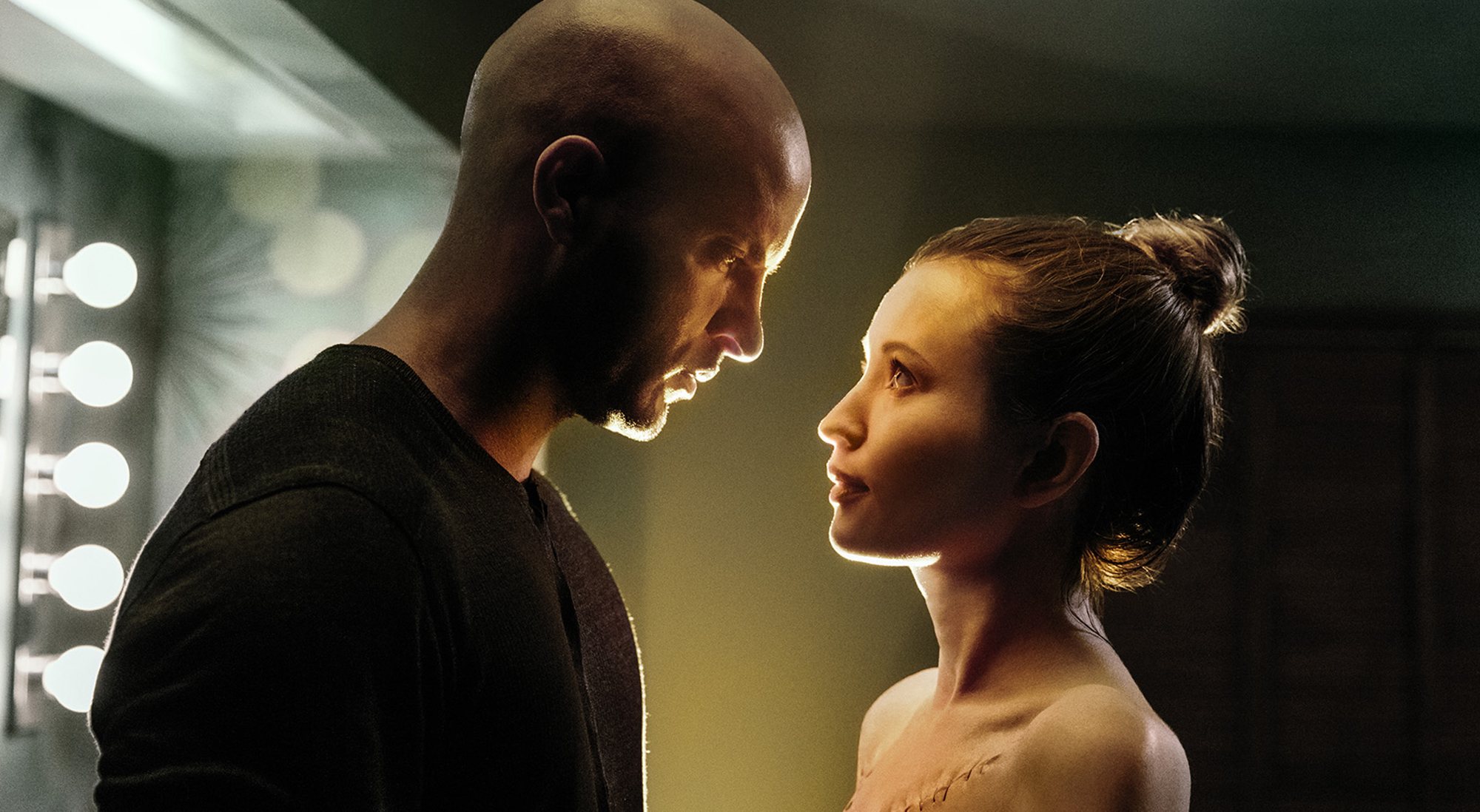 Shadow y Laura en 'American Gods'