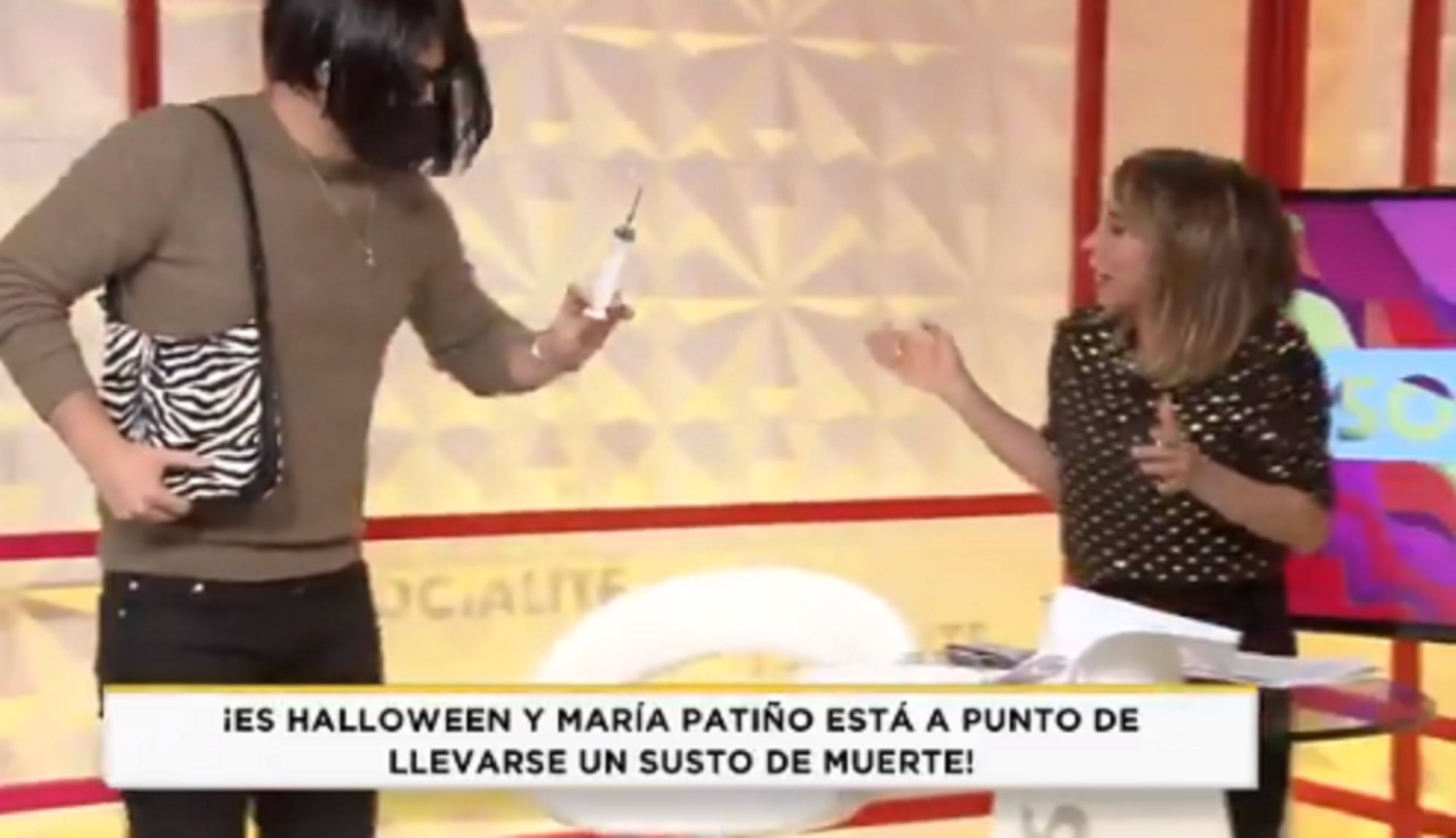 El hombre disfrazado y María Patiño, en 'Socialité'