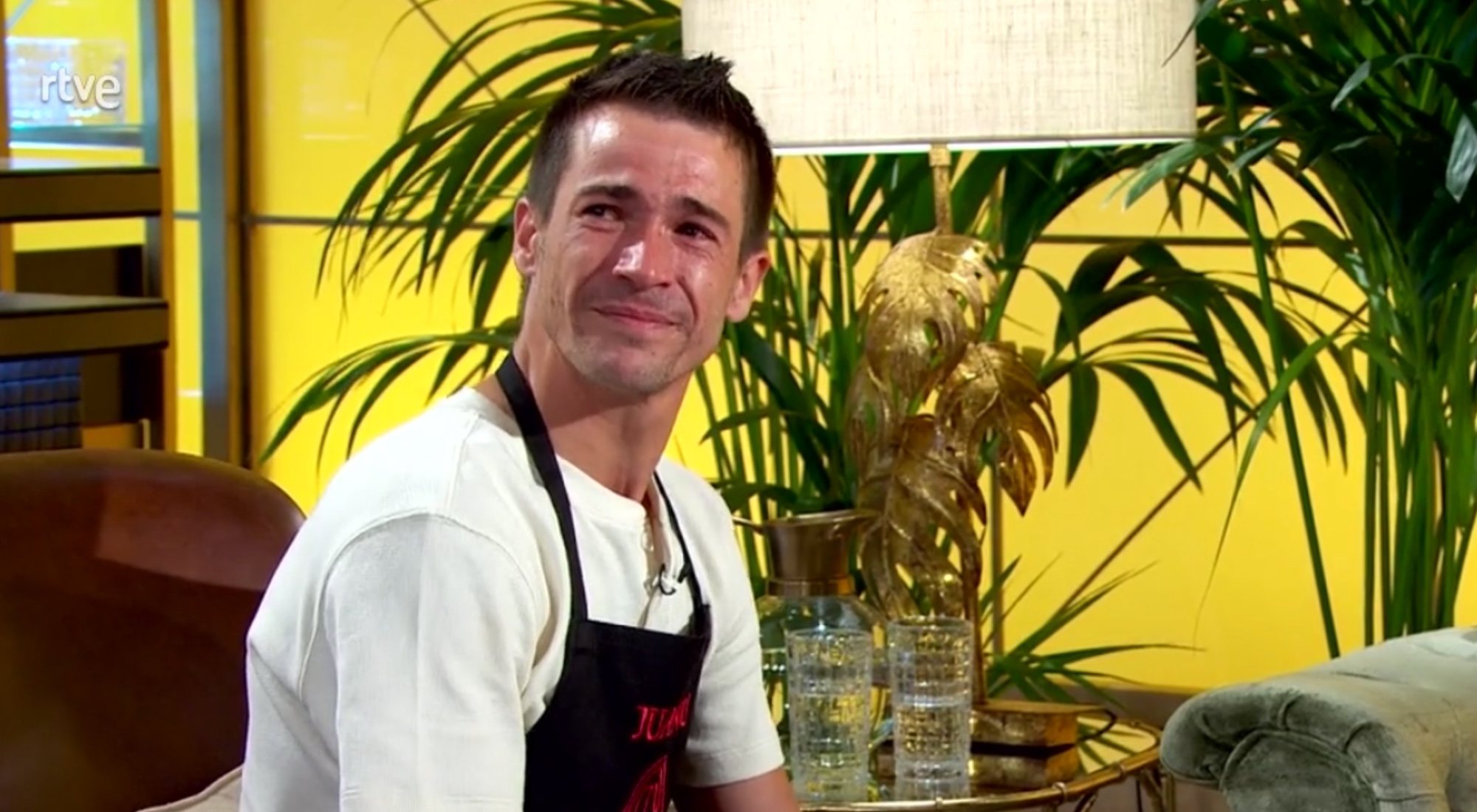 Juan José Ballesta, muy emocionado en su despedida de las cocinas de 'MasterChef Celebrity 5'
