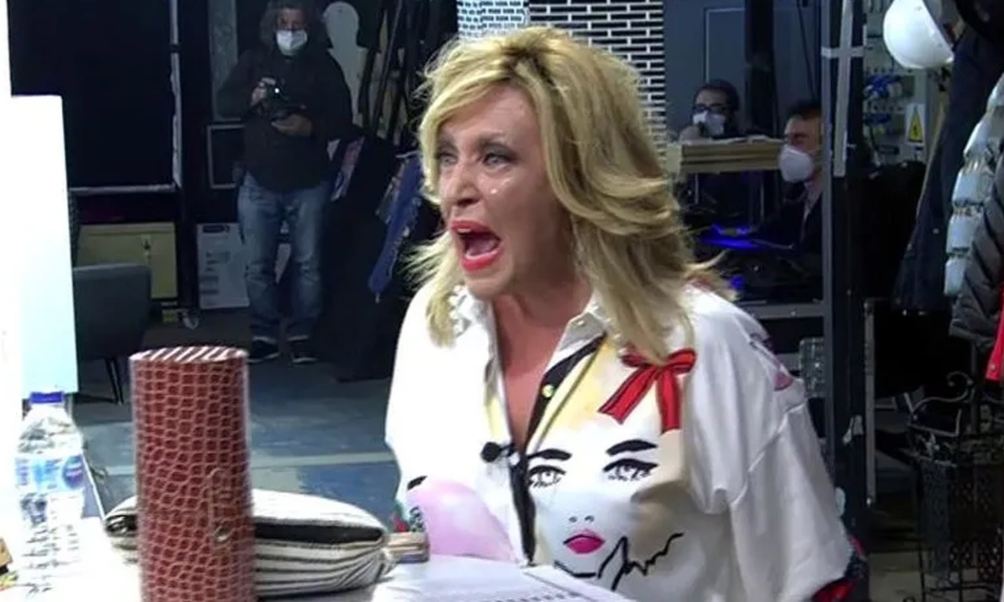 Lydia Lozano, abandonando el plató de 'Sálvame' entre lágrimas