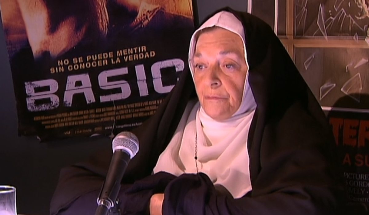 Marisa Porcel como la hermana Esperanza en 'Aquí no hay quien viva'
