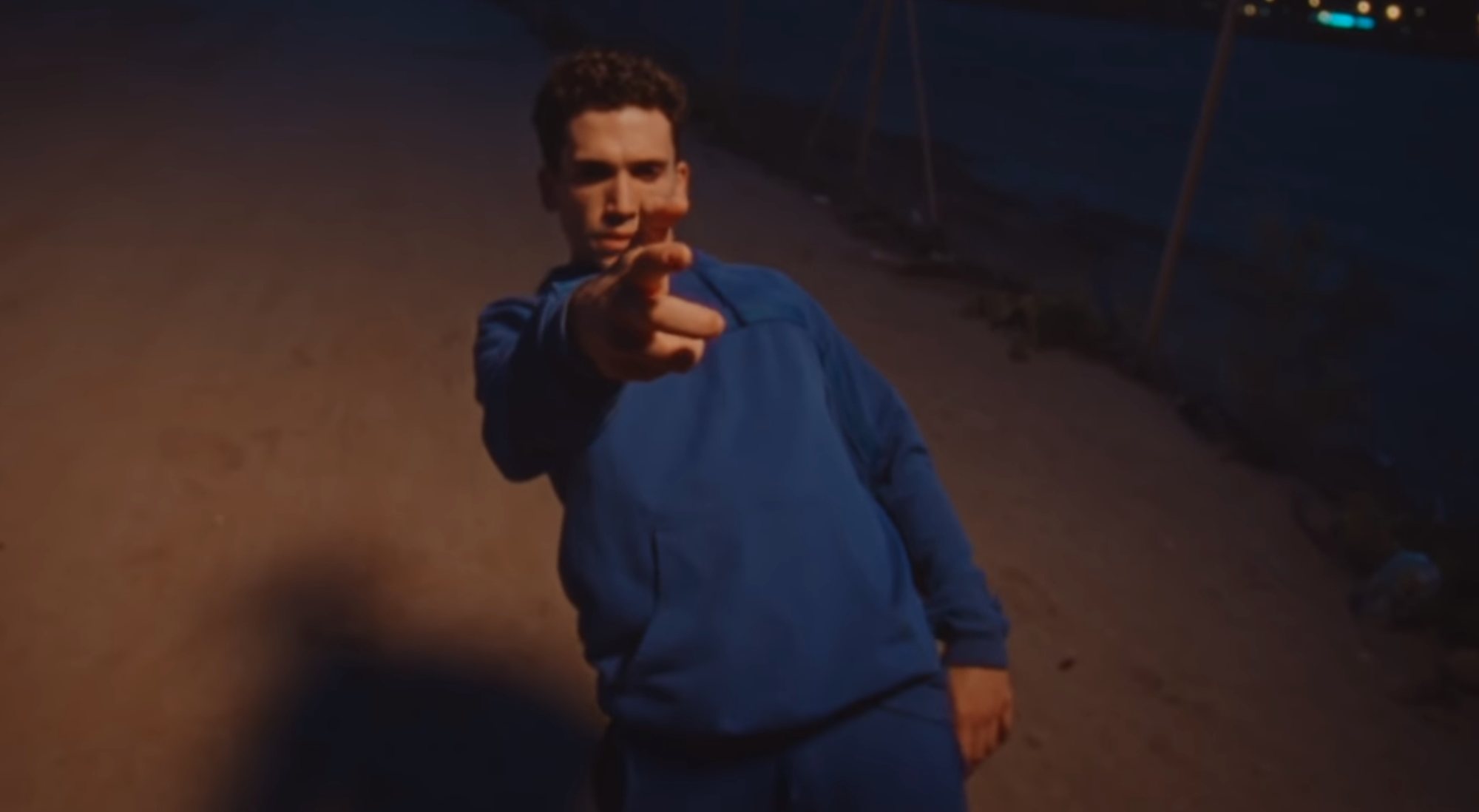 Jaime Lorente en el videoclip de "Corazón"