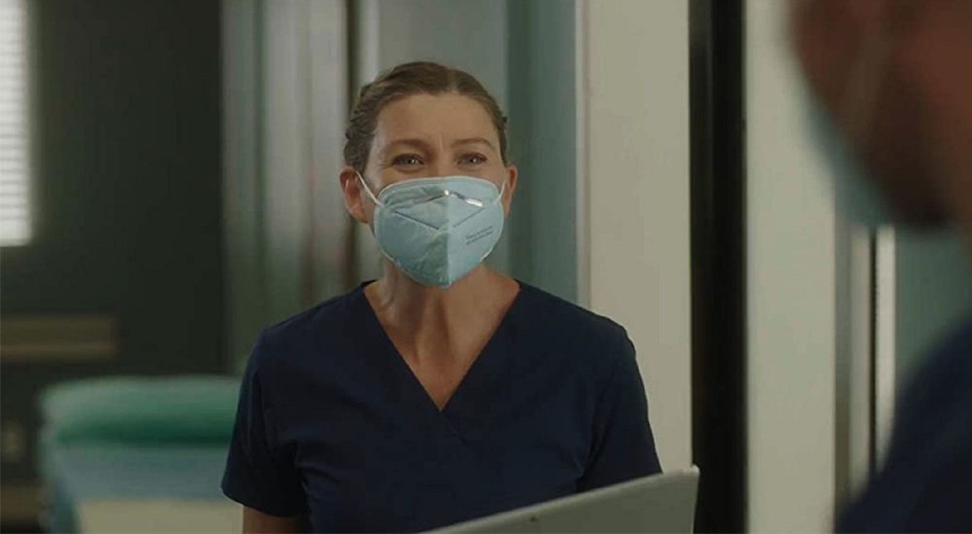 Meredith Grey (Ellen Pompeo) luce una mascarilla para protegerse del coronavirus en la temporada 17 de 'Anatomía de Grey'