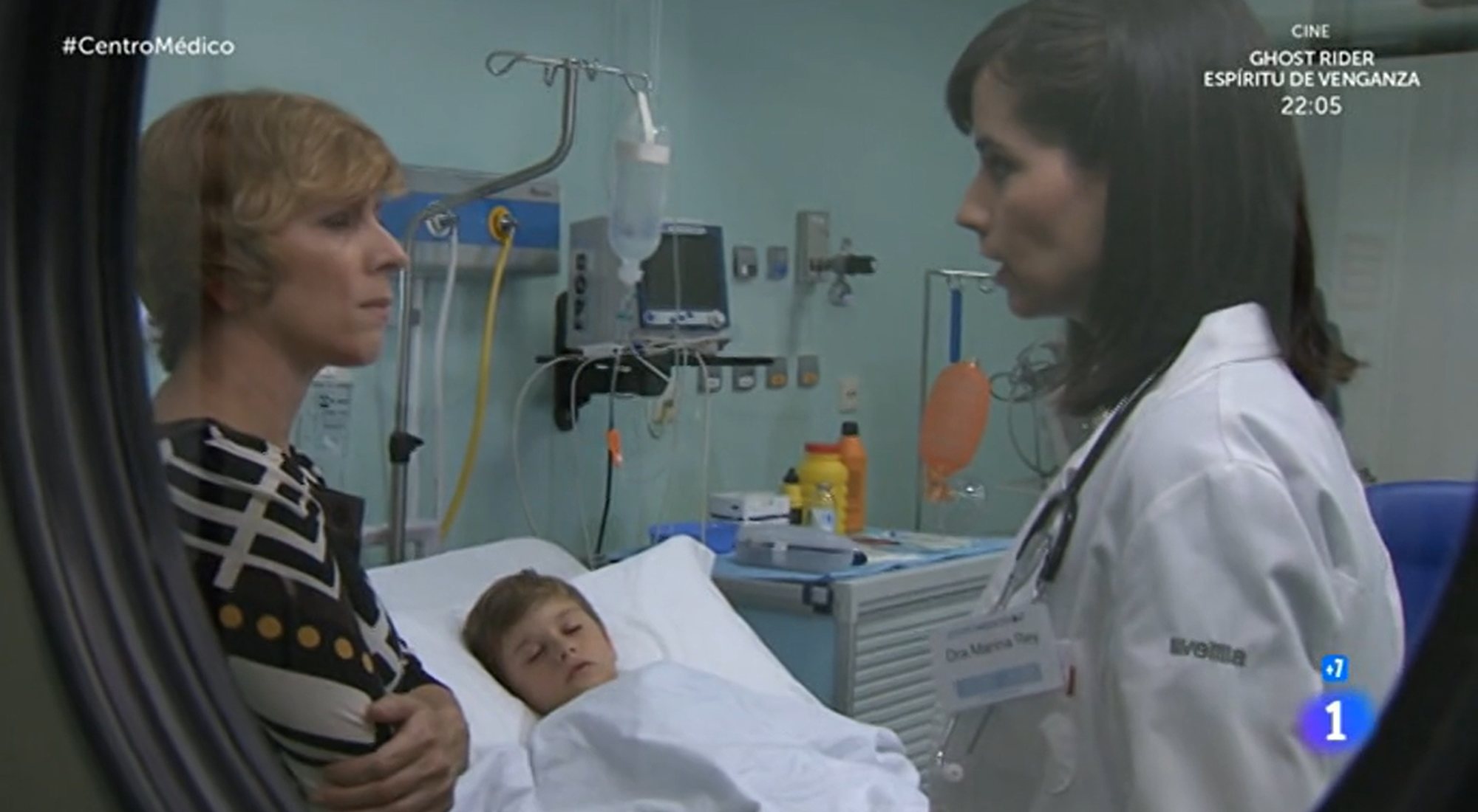 El personaje de Eva Llorach, Nuria, junto a su hijo y la doctora Marina en 'Centro médico'