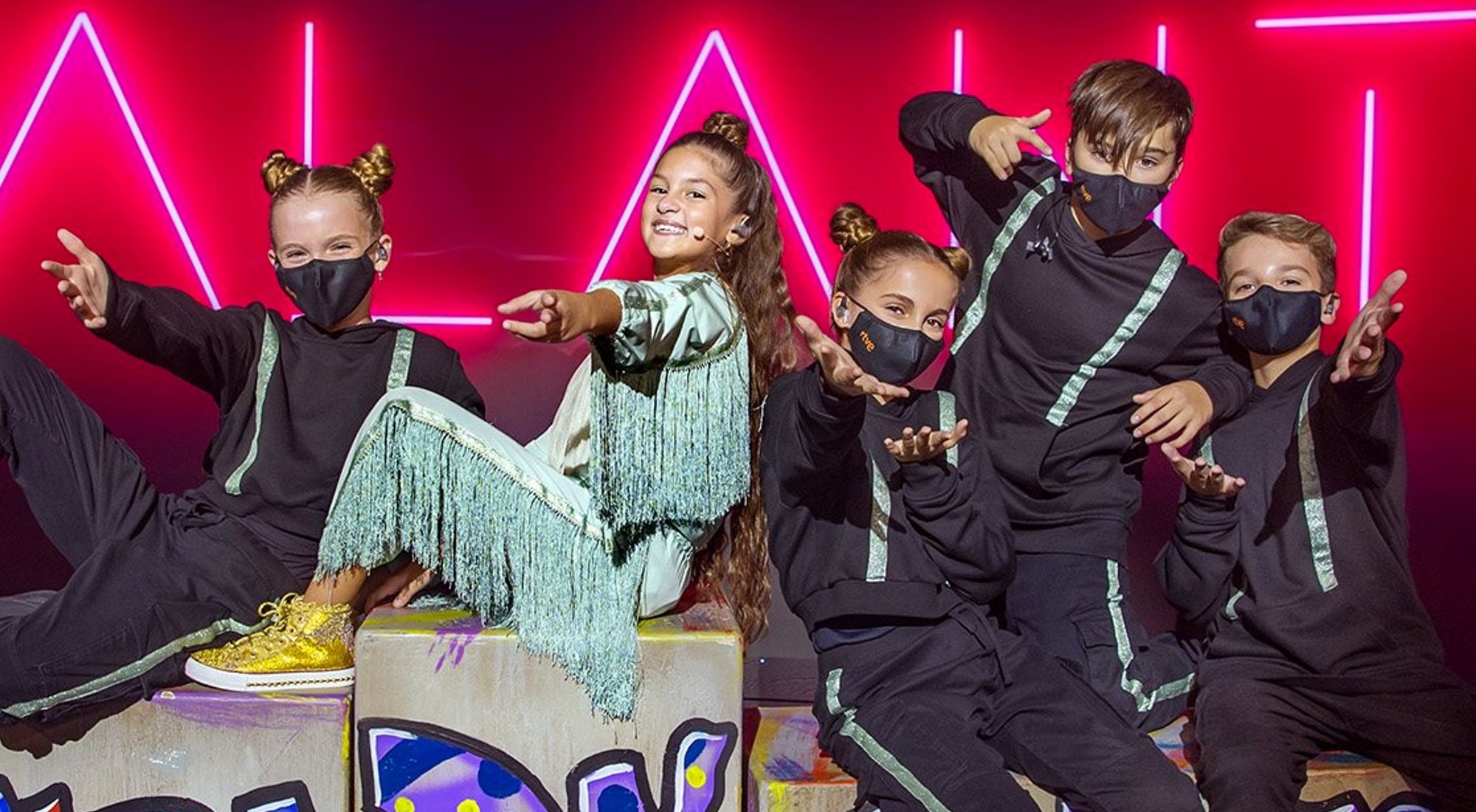 Soleá, representante de Eurovisión Junior 2020, y su equipo de baile