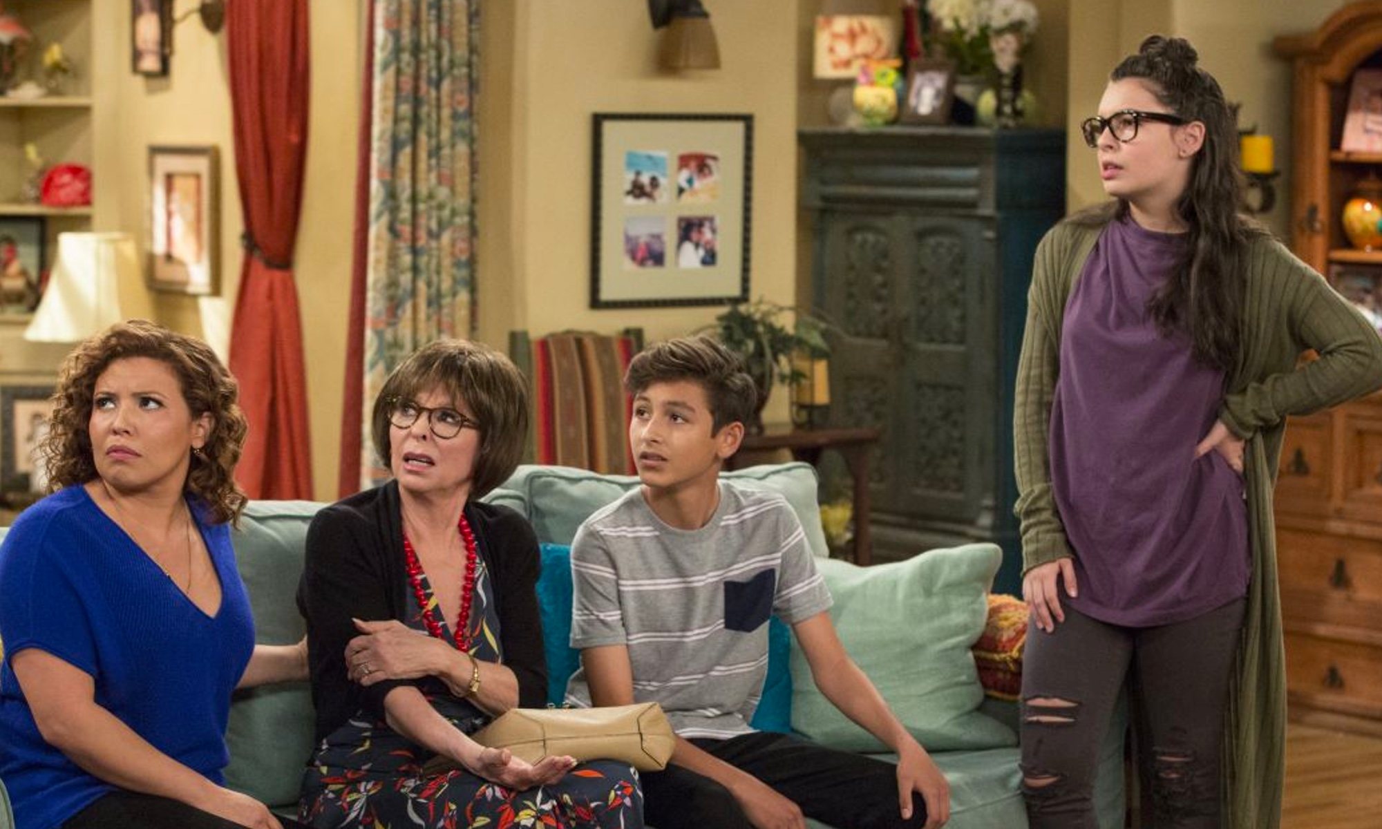 Justina Machado, Rita Moreno, Marcel Ruiz e Isabella Gomez en &#39;Día a día&#39;