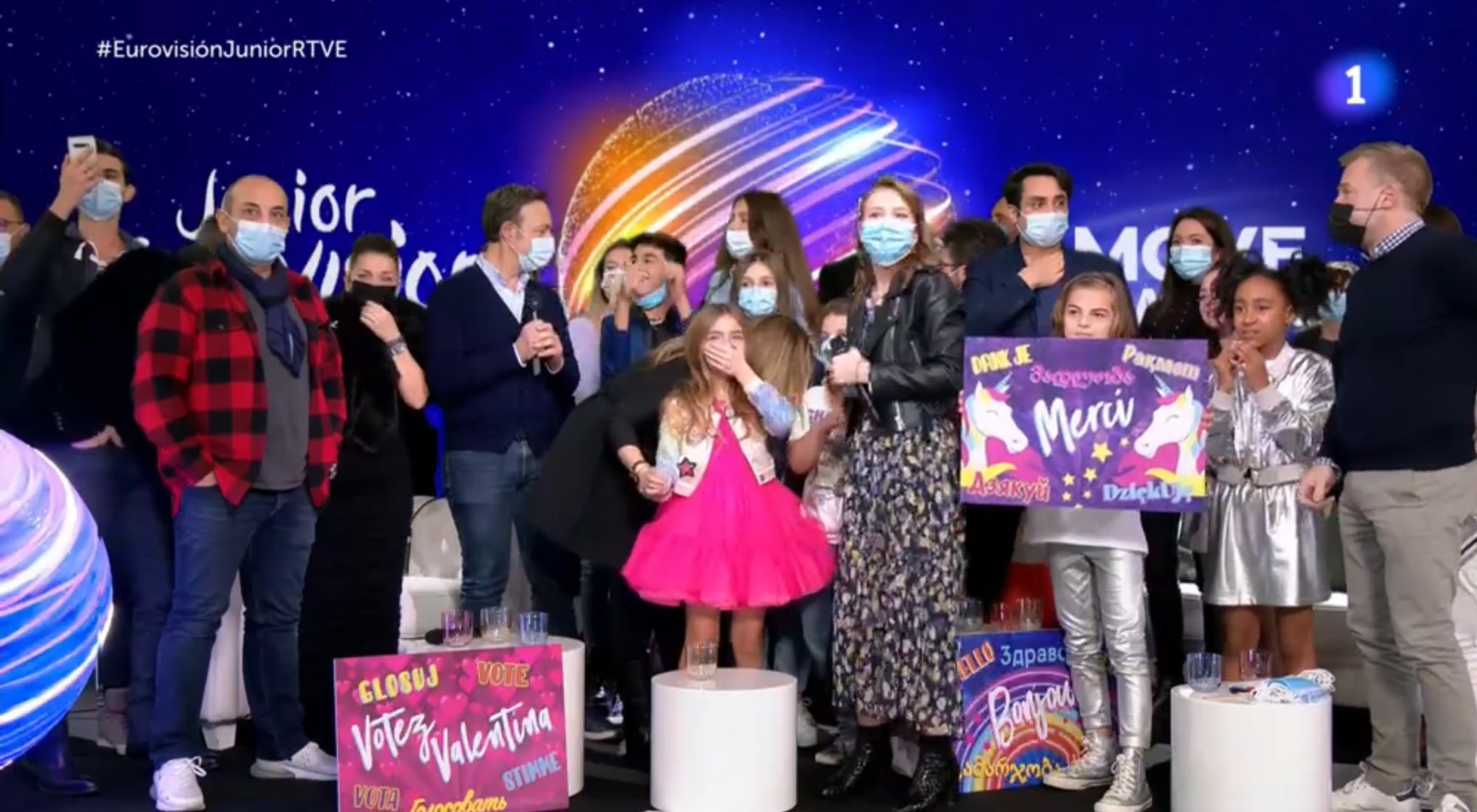 Valentina, arropada por sus familiares y su equipo tras ganar Eurovisión Junior 2020