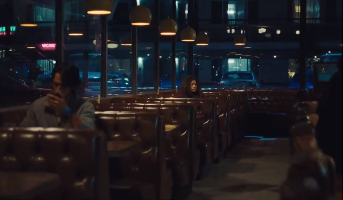 Rue sentada sola en una cafetería en 'Euphoria'