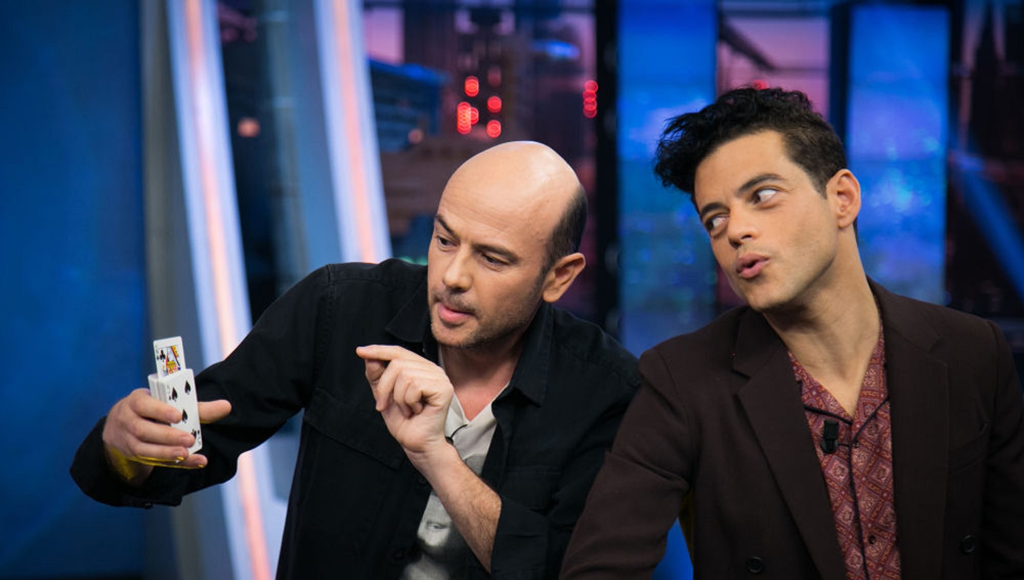 Jandro haciendo un truco de magia a Rami Malek en 'El hormiguero'