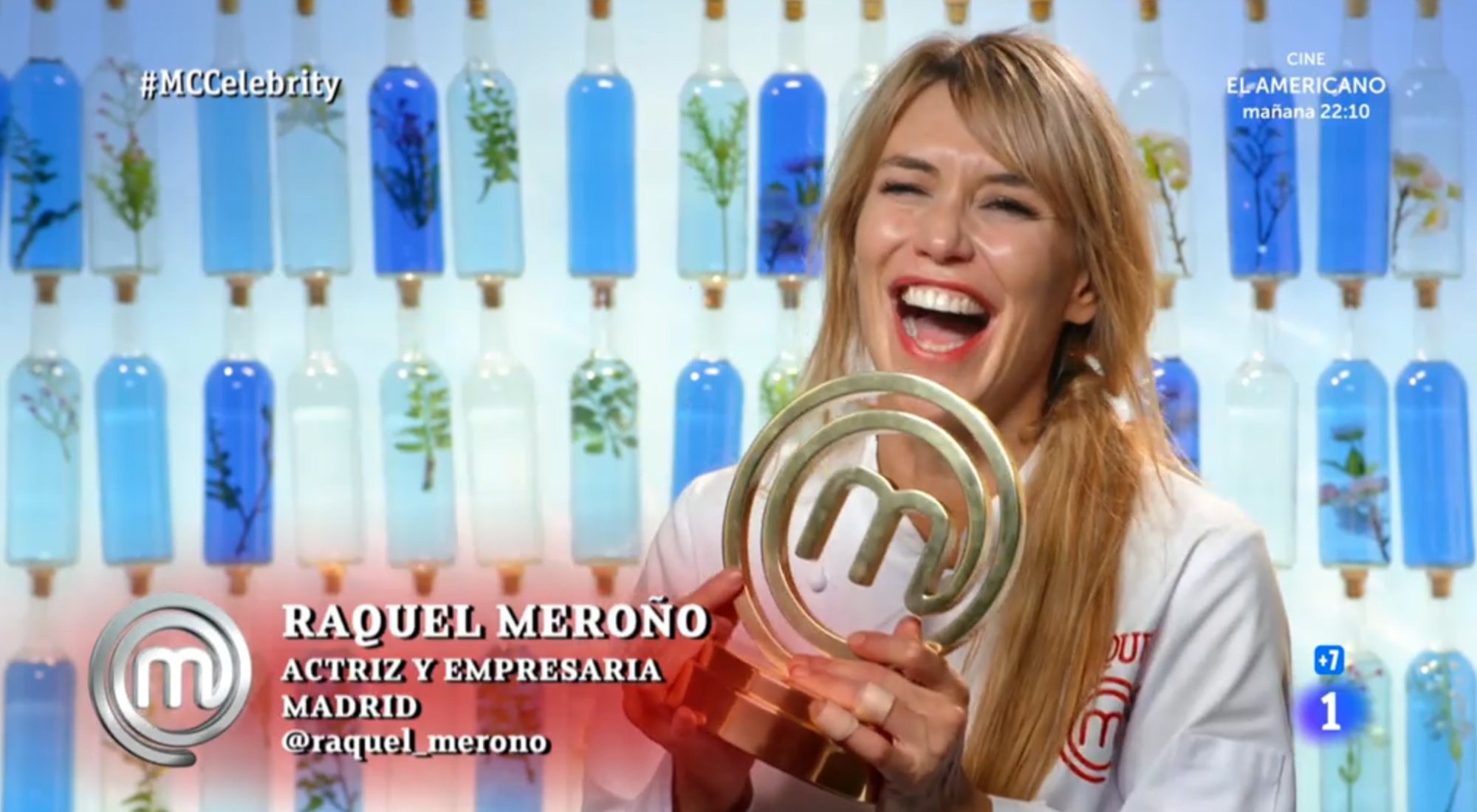 Raquel Meroño, feliz con su trofeo tras ganar 'MAsterChef Celebrity 5'