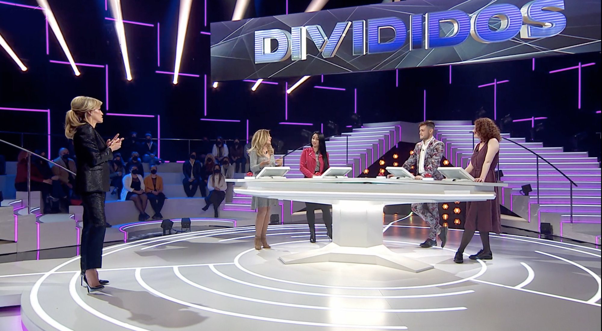 Concursantes y presentadora de 'Divididos'