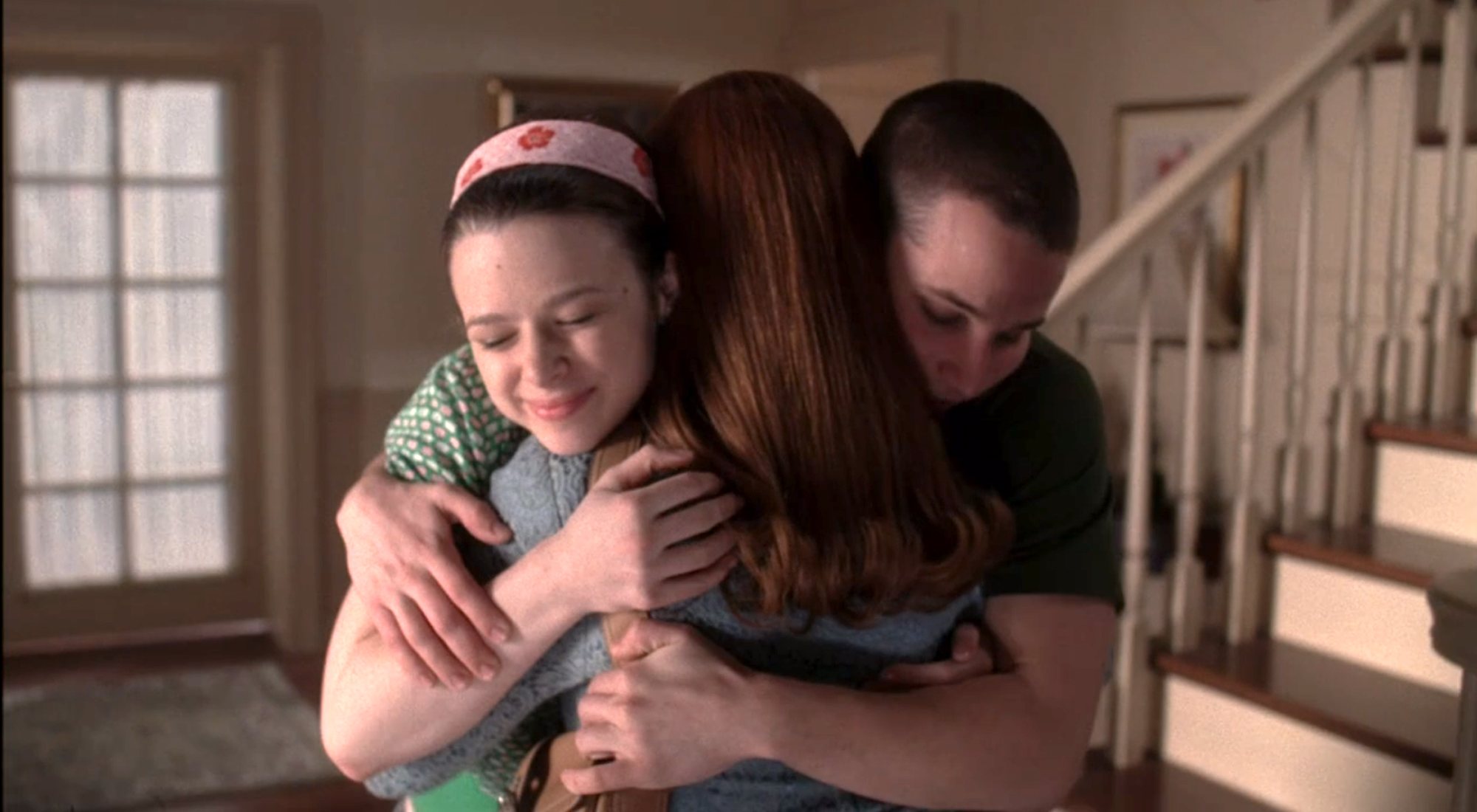 Andrew y Danielle abrazan a la doble de Marcia Cross como Bree en 'Mujeres Desesperadas'