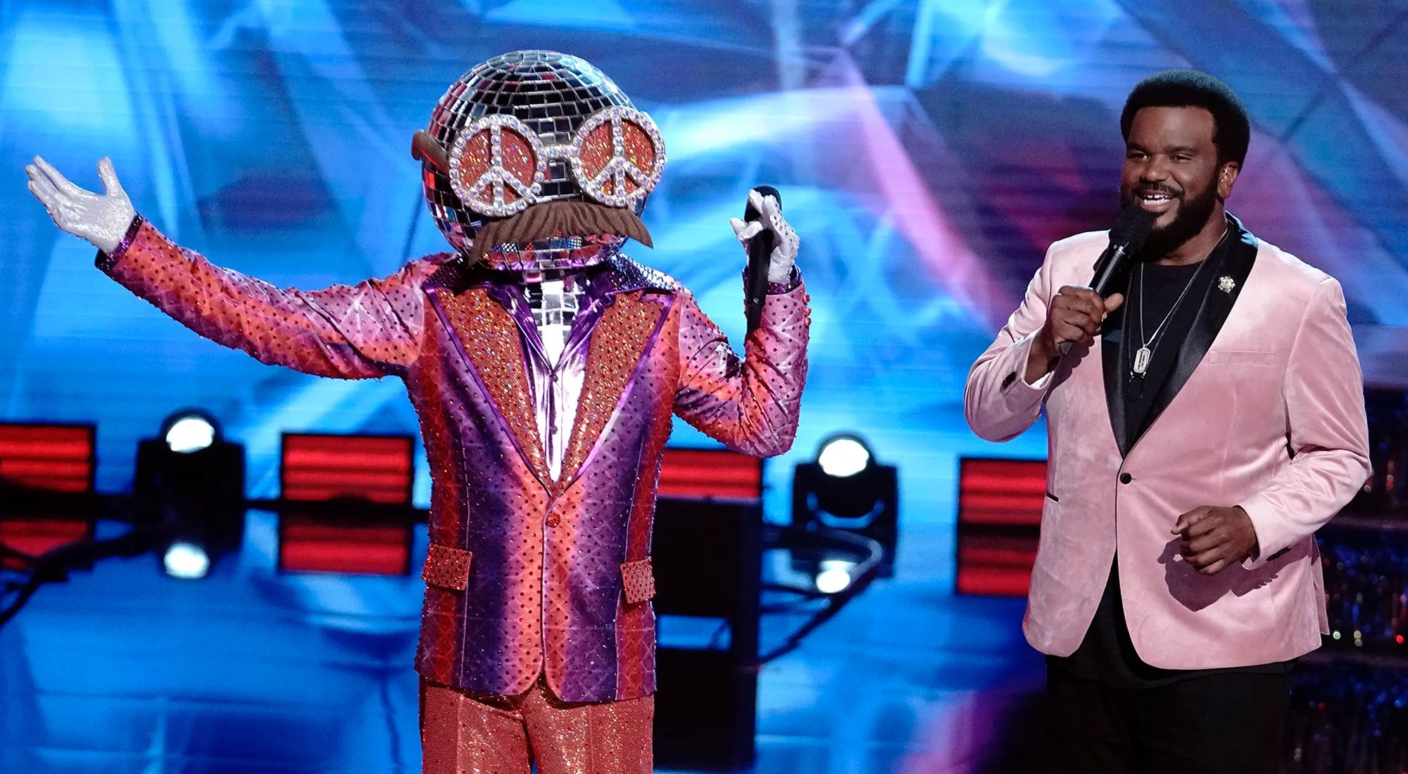 El presentador de 'The Masked Dancer', Craig Robinson, junto a uno de los concursantes