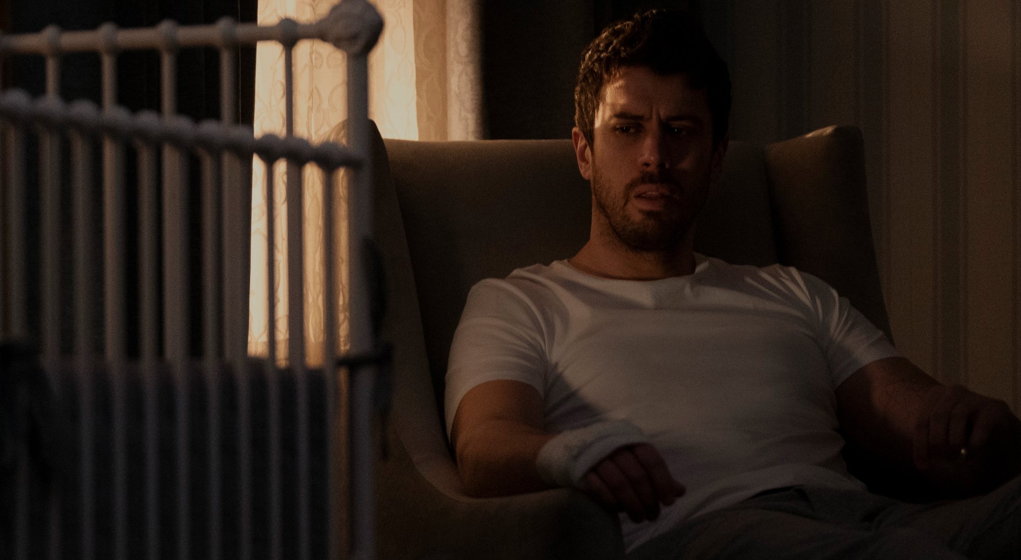 Toby Kebbell en la segunda temporada de 'Servant'