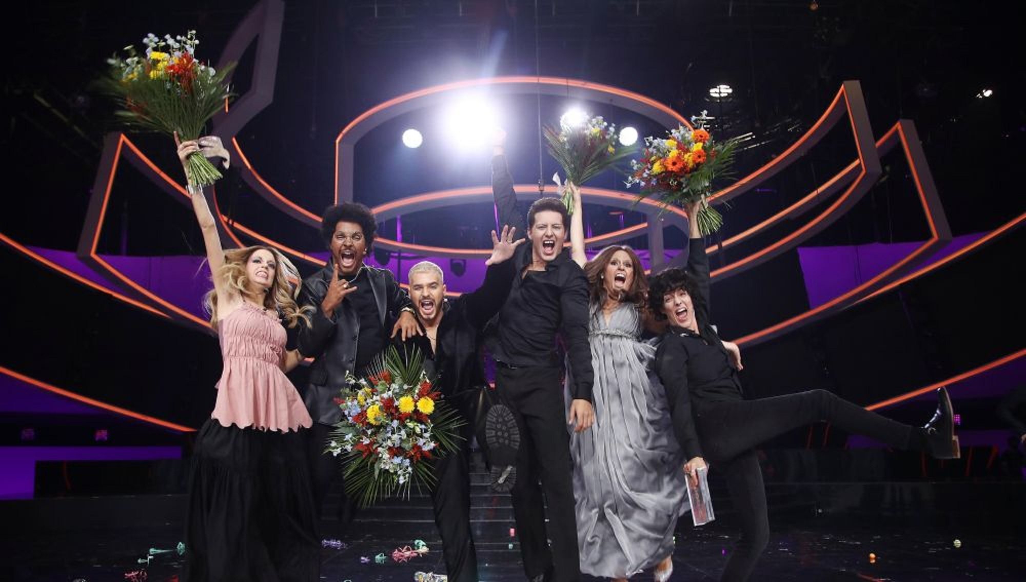 Los semifinalistas de la octava edición de 'Tu cara me suena' junto al presentador del talent, Manel Fuentes