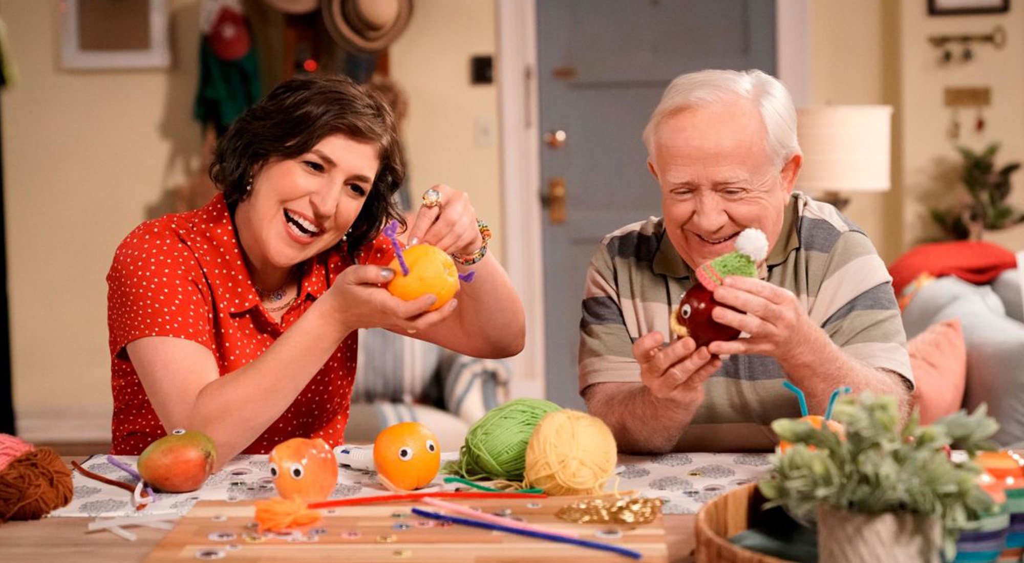 Mayim Bialik y Leslie Jordan en la nueva sitcom de Fox, 'Call me Kat'