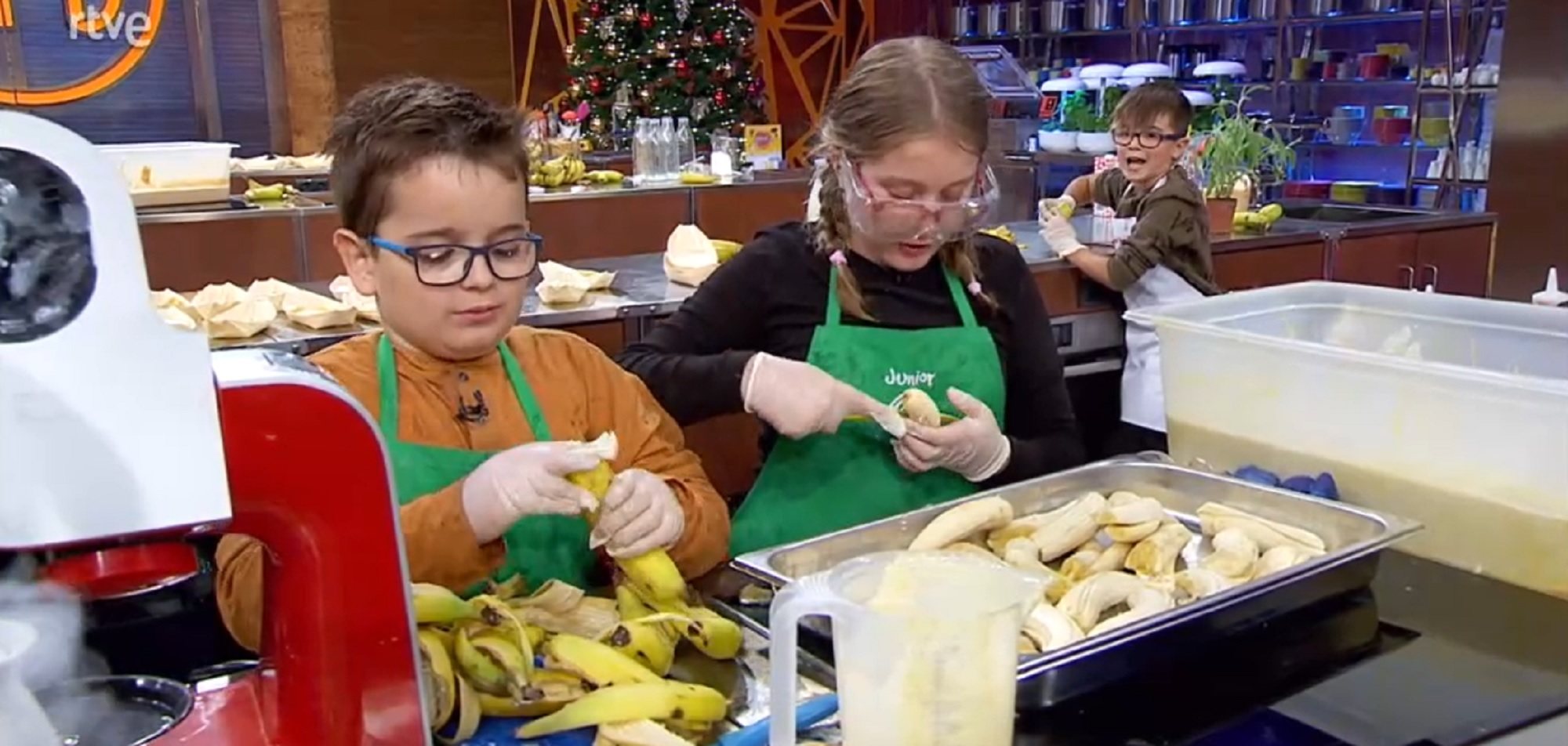 Asier y Henar cantan felices mientras cocinan en 'MasterChef Junior 8'