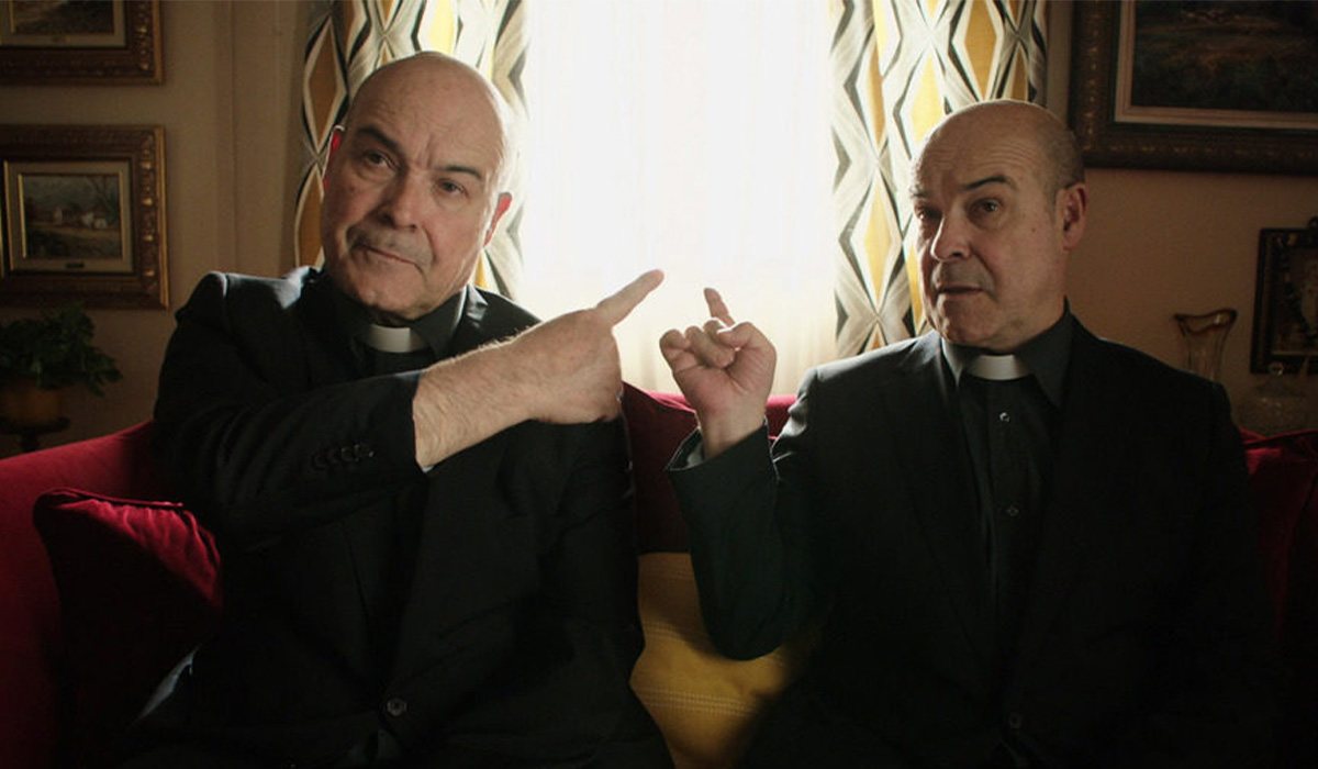 Antonio Resines como Ángel y Paco en 'Aquí Paz y después Gloria'